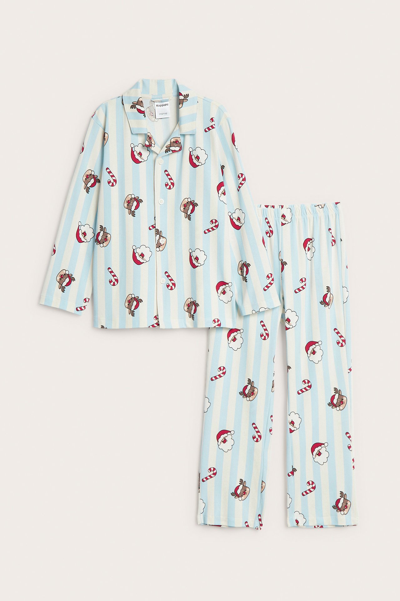 Framifrån: Randig pyjamas för barn i ljusblått och vitt med jultryck.