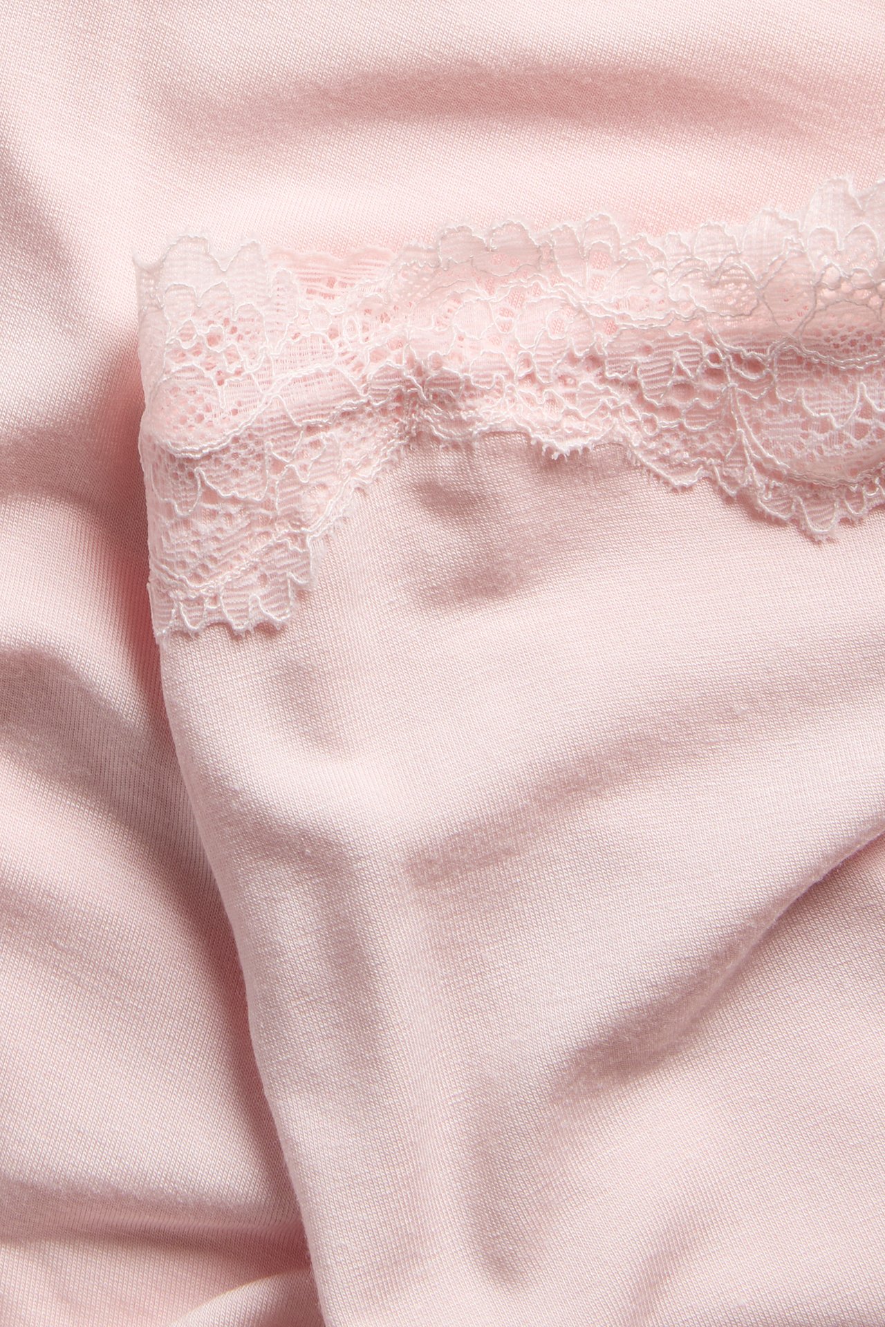 Närbild av rosa boxertrosa i modalmix med spetsklädd midja.