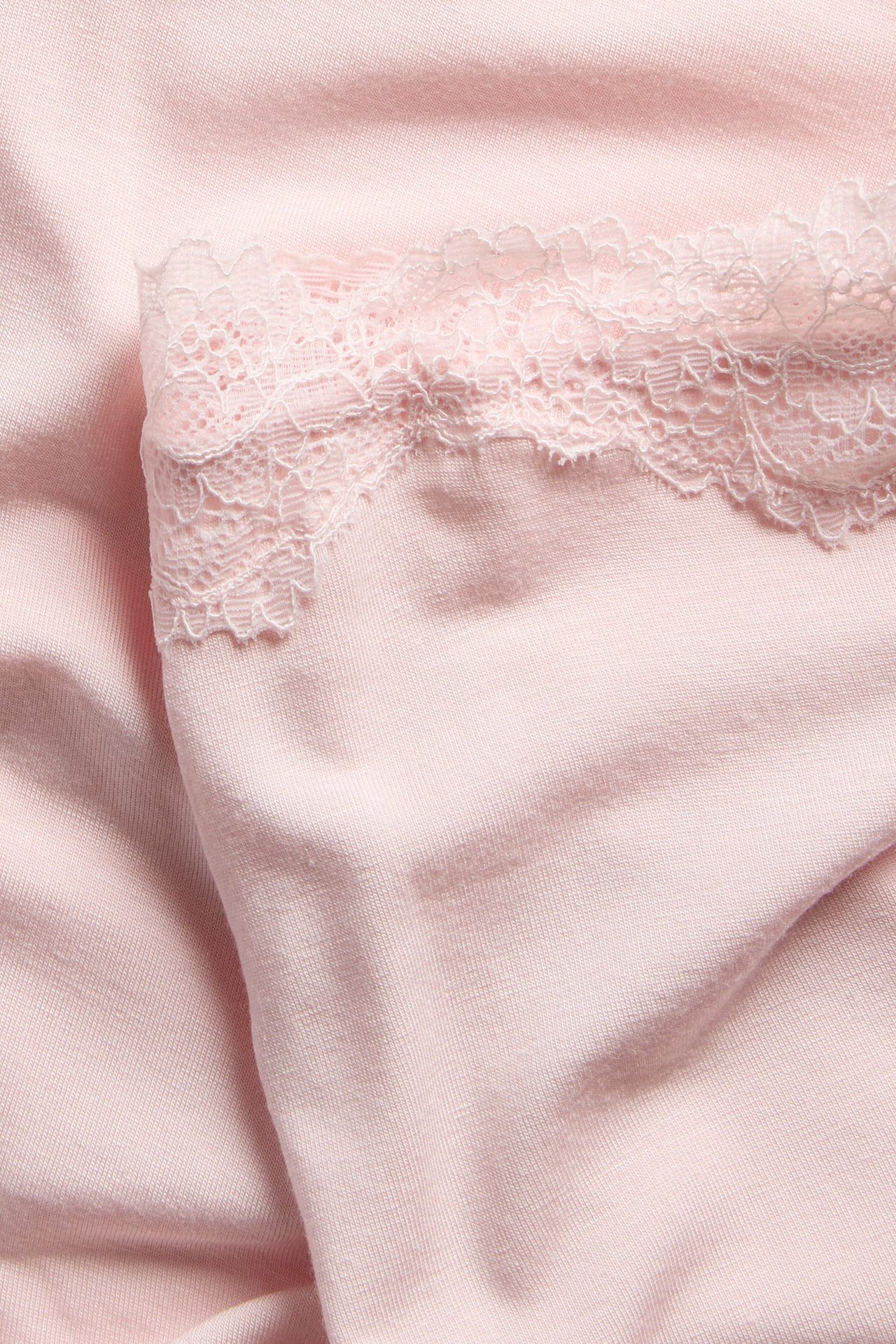 Nærbilde av rosa modal boxershorts med blondekant i midjen.