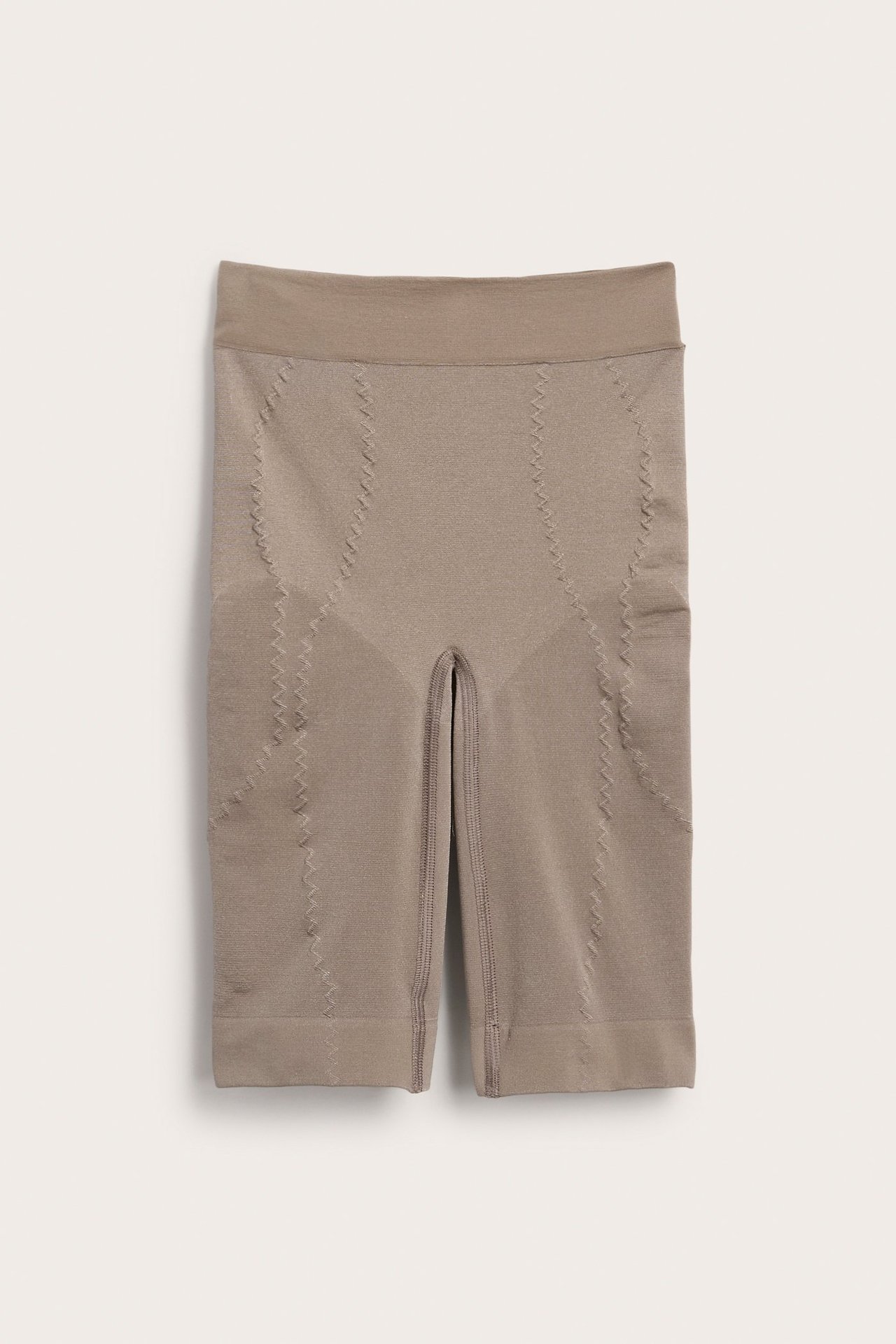 Frontbilde av brune sømløse shapingshorts med høyt liv og teksturerte formingsdetaljer.