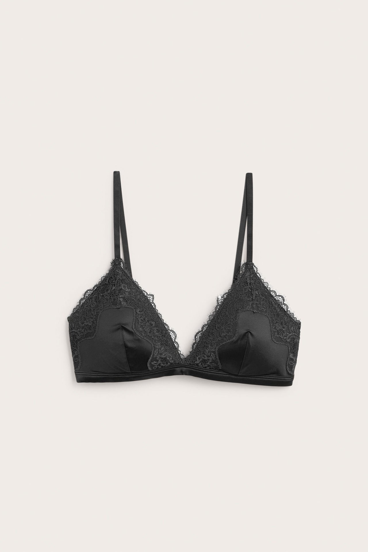 Edestä, musta satiini- ja pitsibralette.