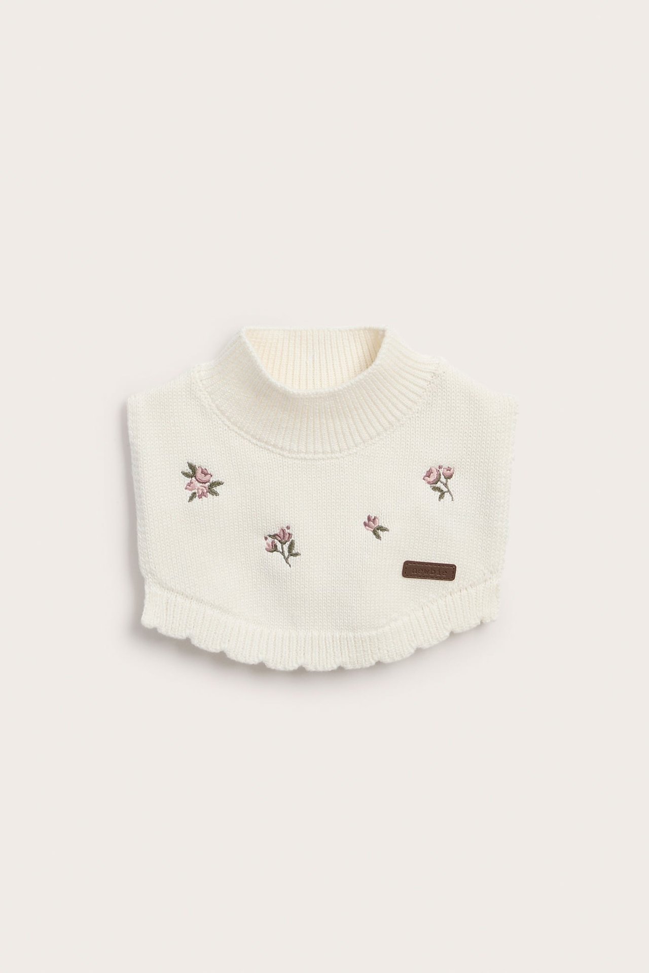 Front, hvit strikket rullekrage med rosa blomsterbroderi og bølget kant.