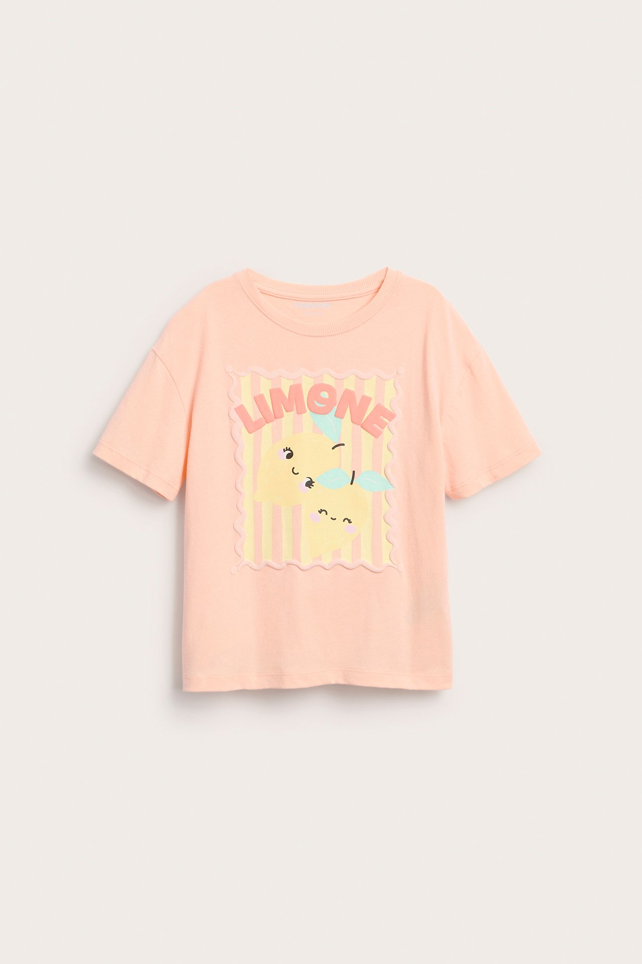 Edestä, korallinvärinen lasten puuvillatrikoopusero, jossa on 'LIMONE'-sitruunagrafiikka kohopainatuksena.