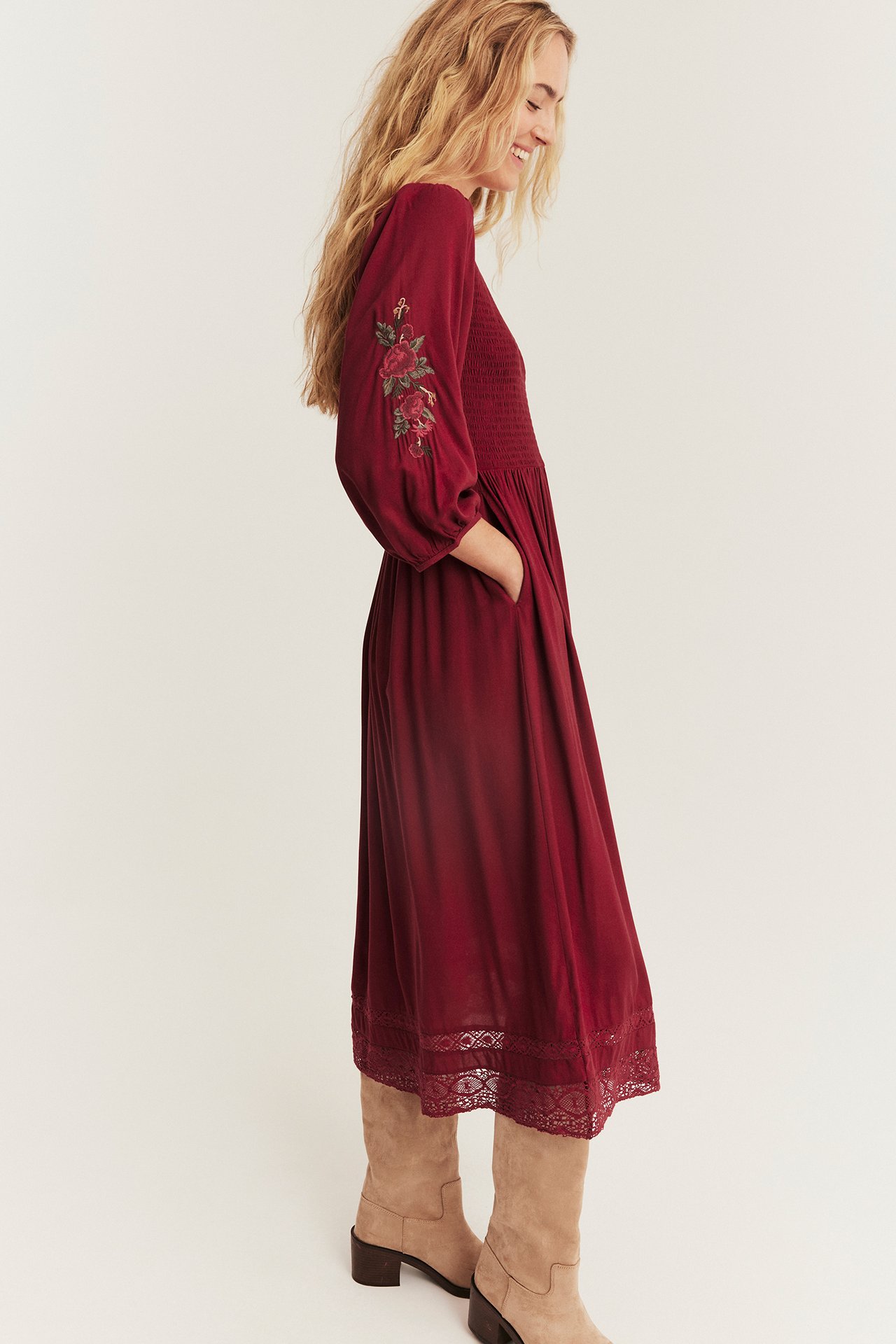 Newbie Womanin mekko, jossa on brodeeraus