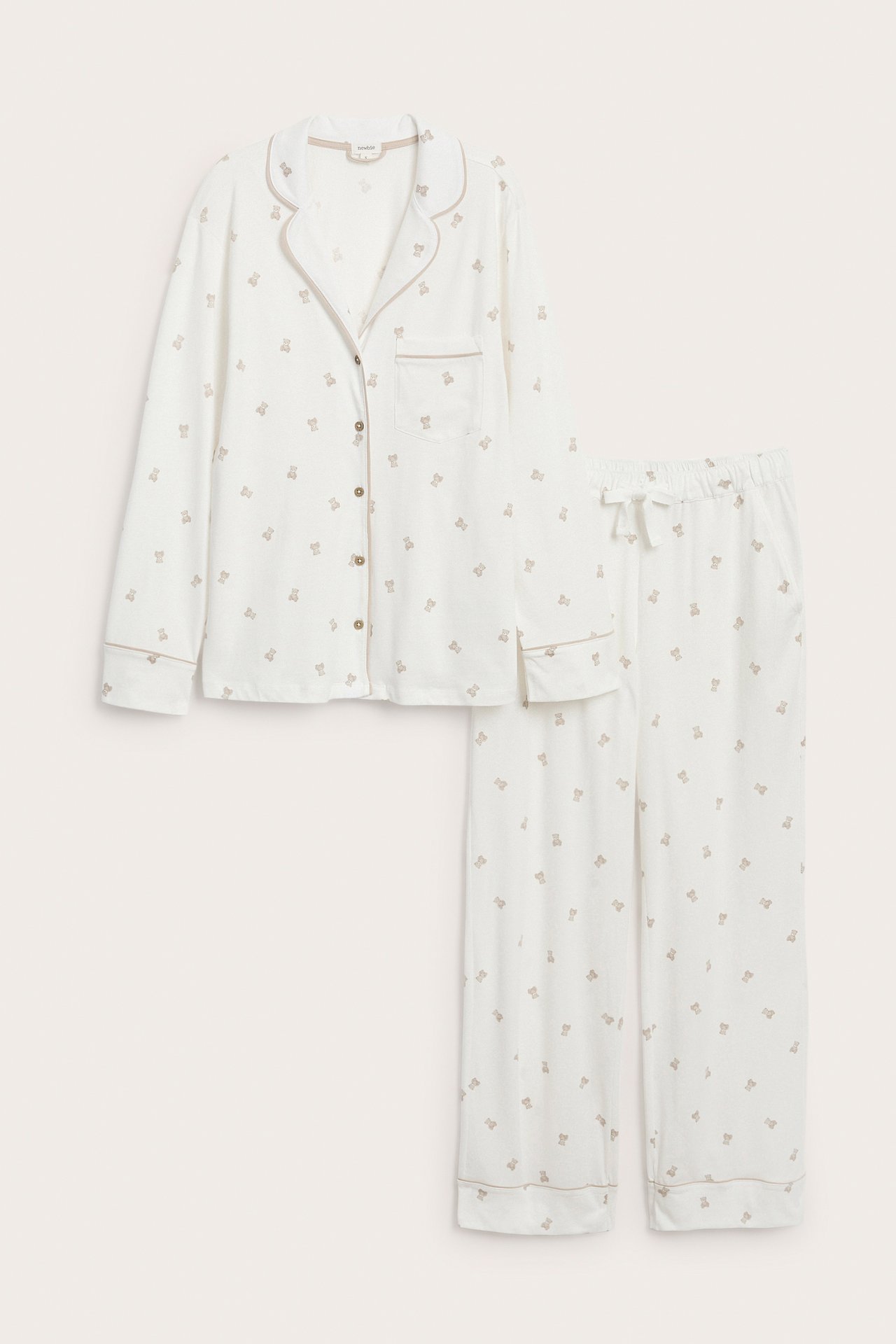 Frontbilde, kremhvit pyjamas med bjørnetrykk, knappeskjorte og bukse med snøring.