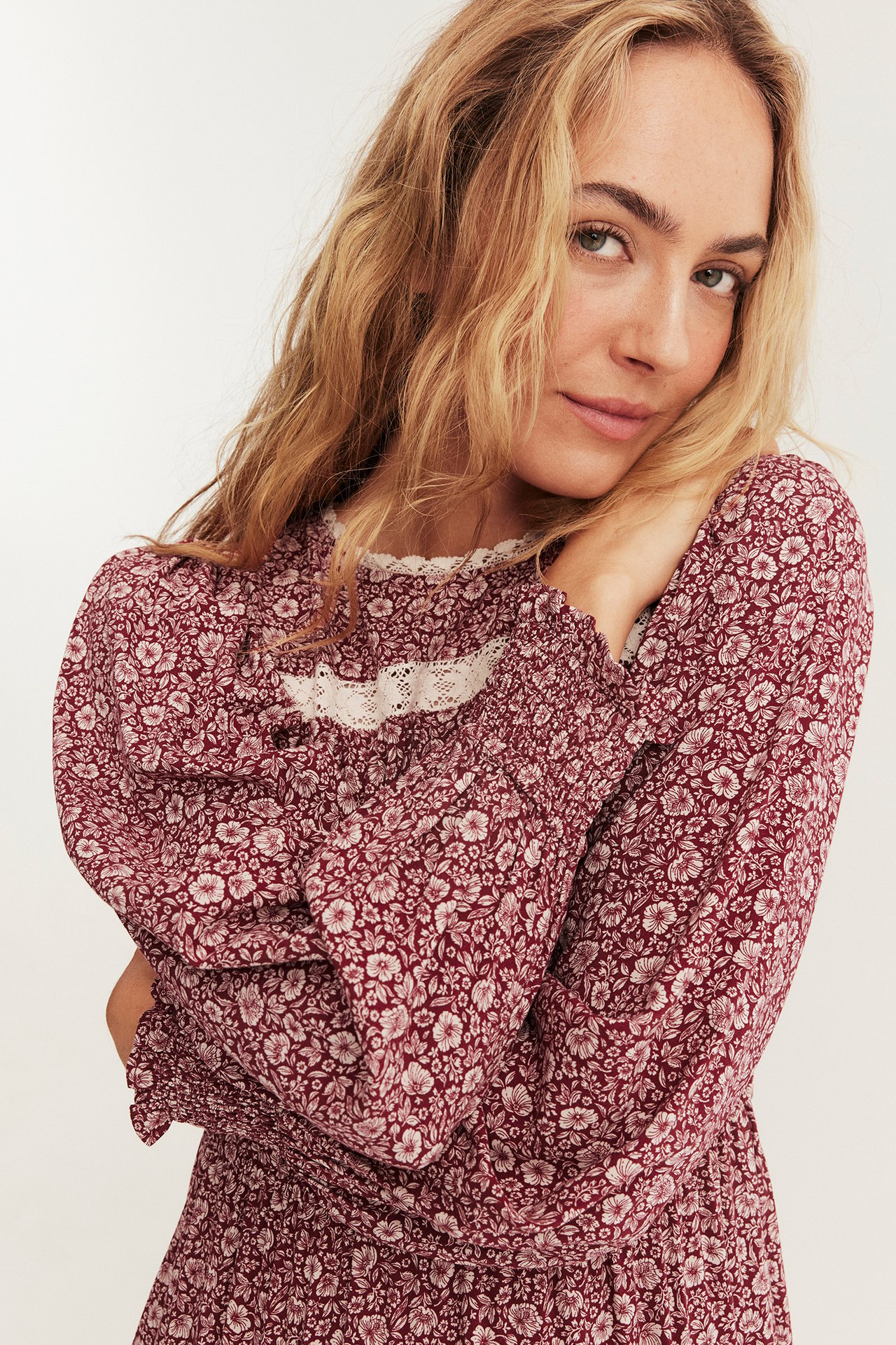 Pienikukkainen mekko, Newbie Woman
