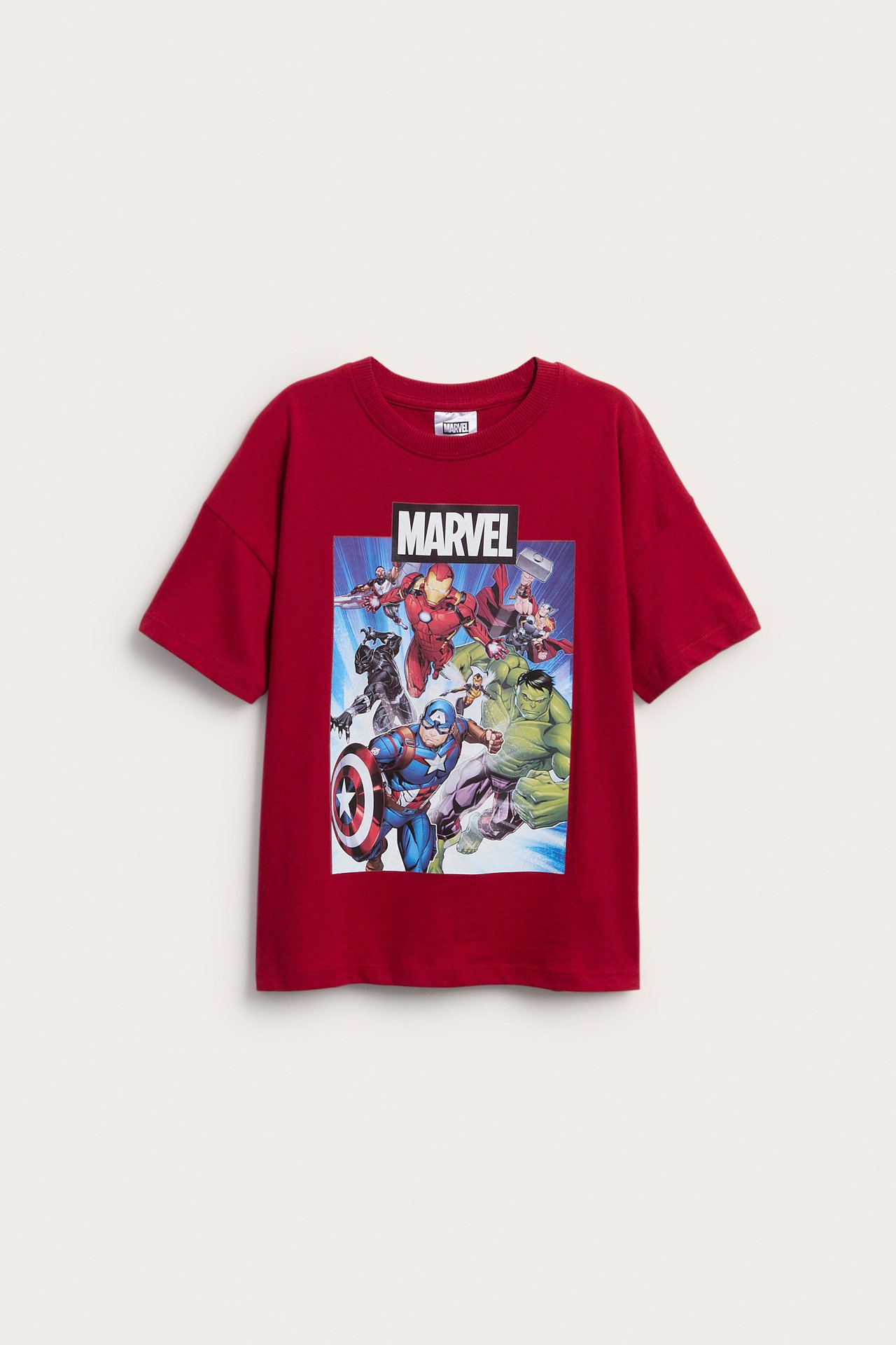 Widok z przodu: czerwona koszulka Marvel dla dzieci z dużym nadrukiem superbohaterów.