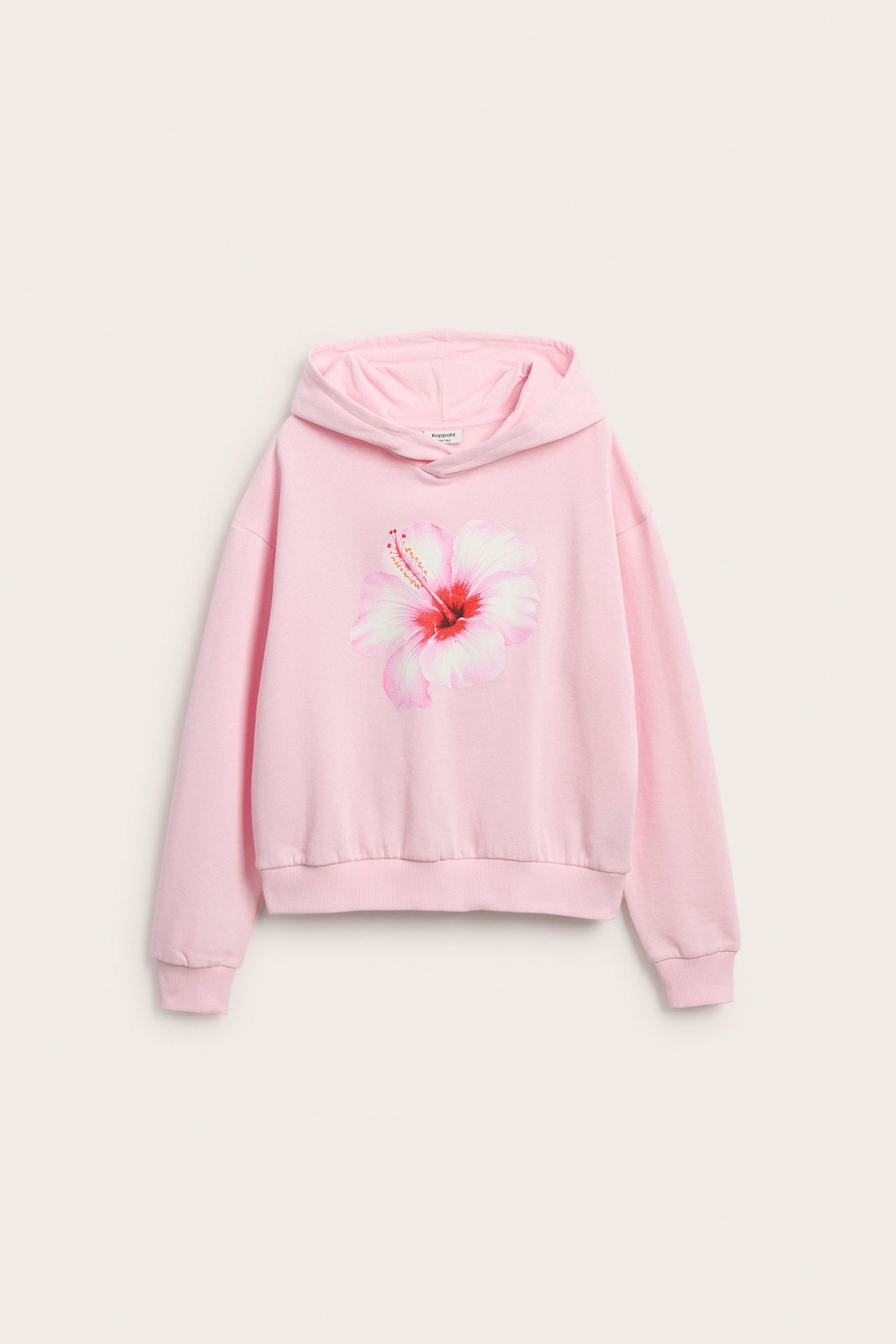 Widok z przodu różowej bluzy dziecięcej z domieszką bawełny z biało-różowym nadrukiem kwiatu hibiskusa.