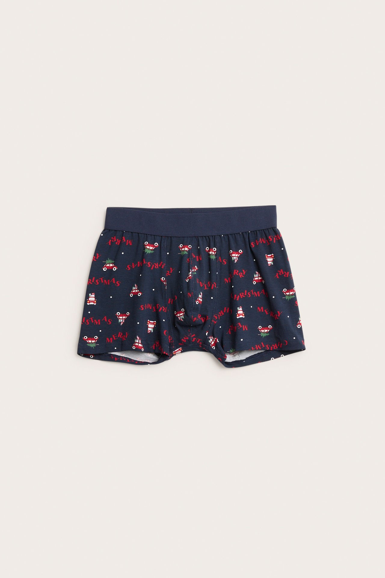 Frontvisning av mørkeblå boksershorts for menn med rødt julebil- og "Merry Christmas"-mønster.