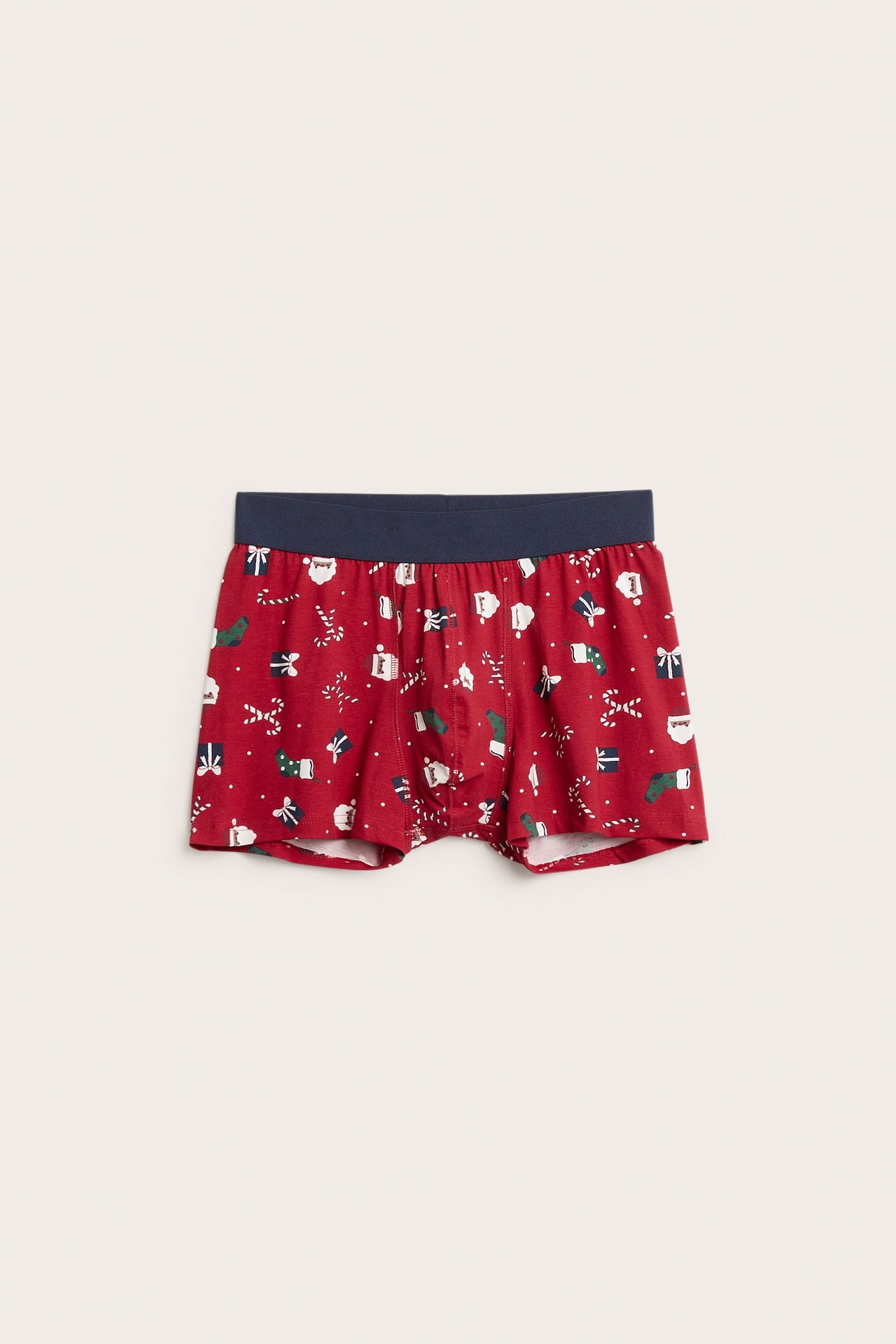 Frontalvisning av røde herreboxershorts med mørkeblått livbånd og juletrykk.