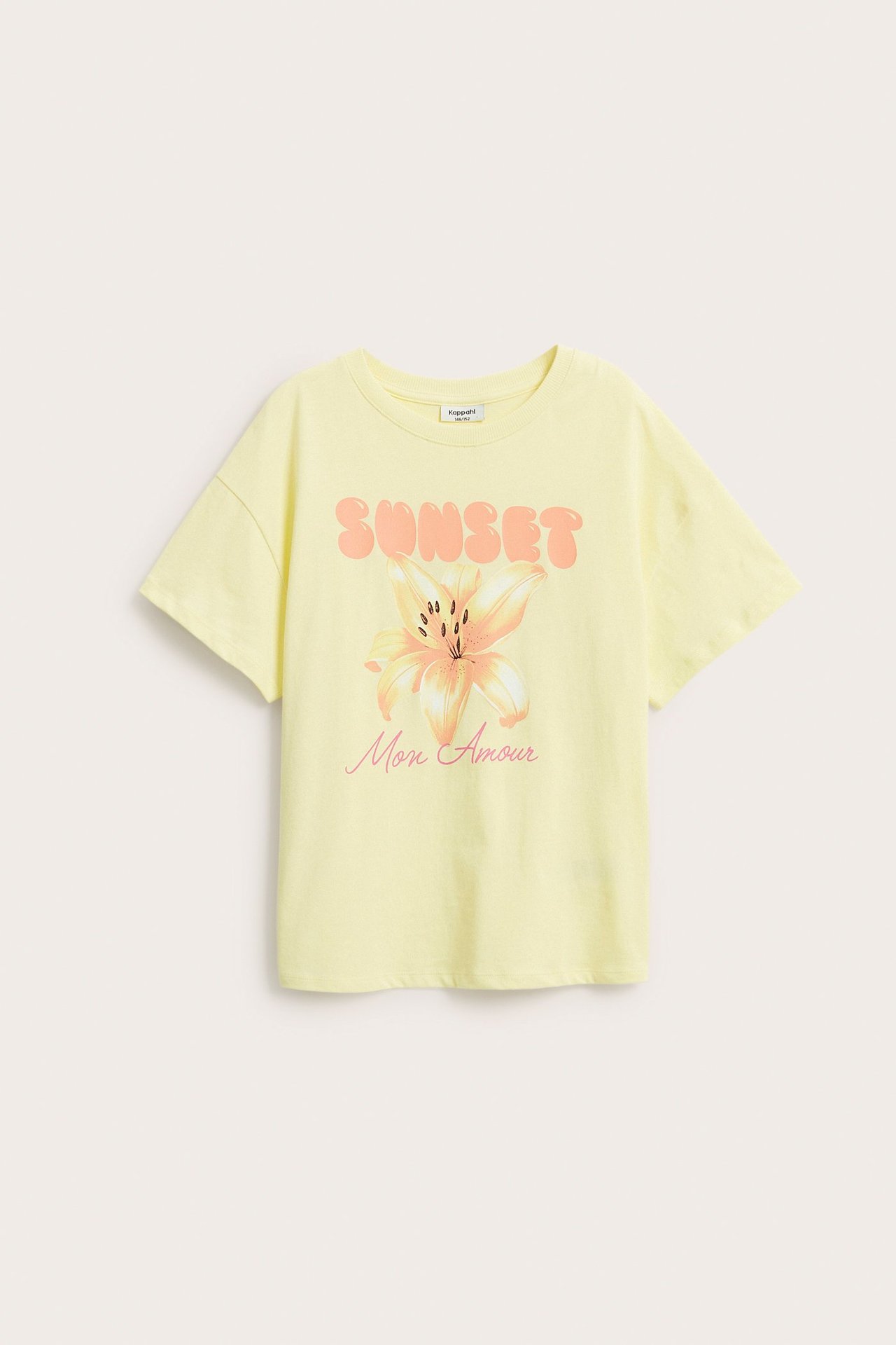 Widok z przodu: Jasnożółta bawełniana koszulka dziecięca z nadrukiem "SUNSET" i kwiatem.
