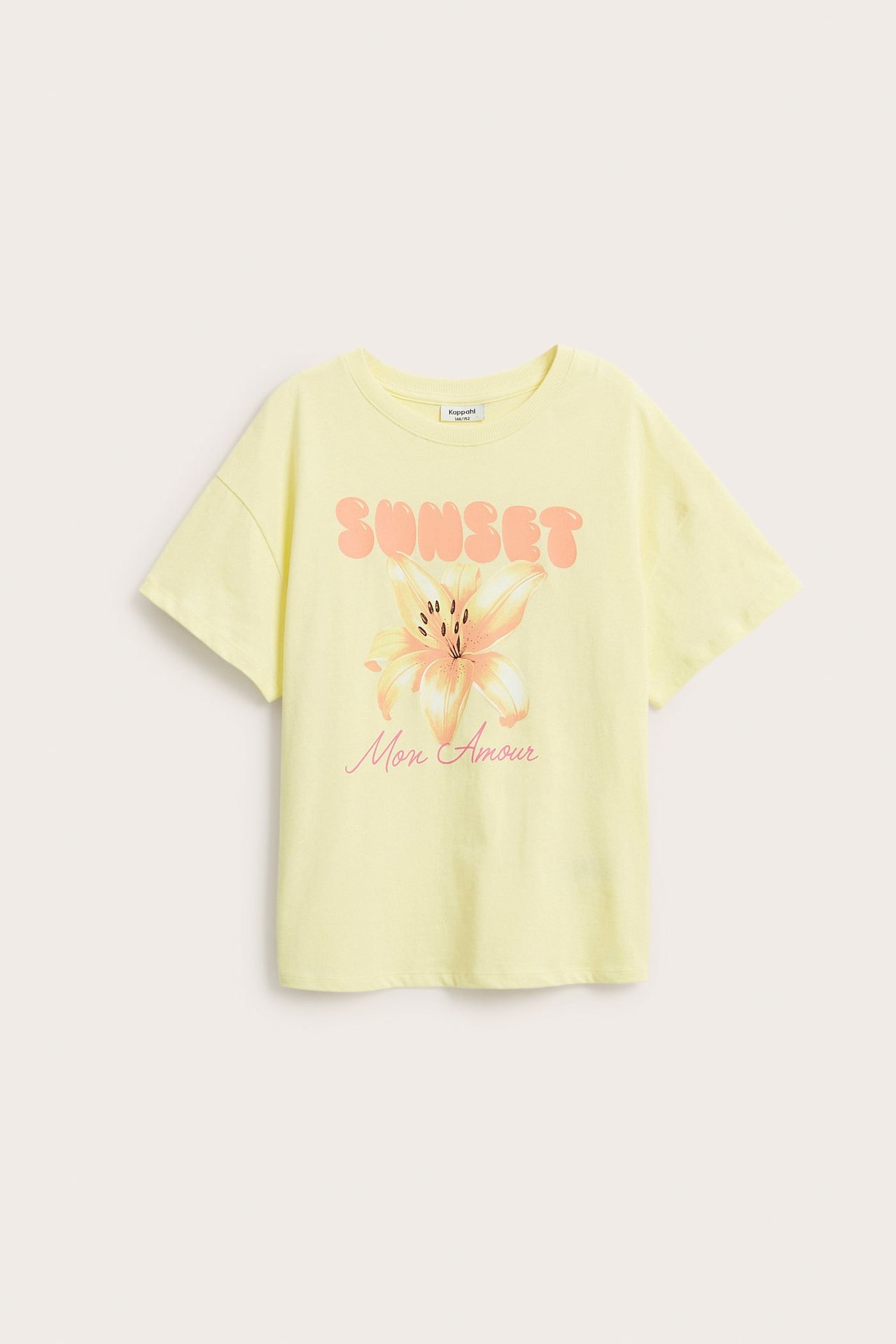 Widok z przodu: Jasnożółta bawełniana koszulka dziecięca z nadrukiem "SUNSET" i kwiatem.