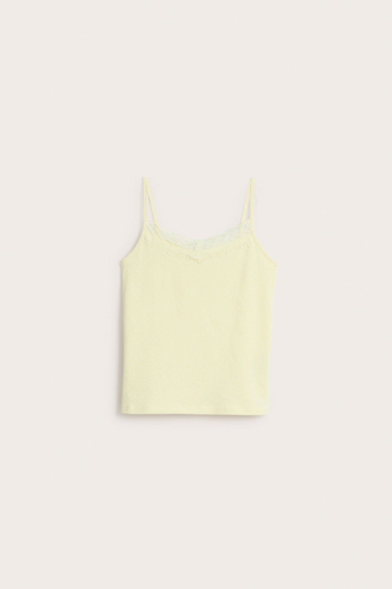 Przód: Jasnożółta dzianinowa koszulka dziecięca z białym koronkowym wykończeniem przy dekolcie V.