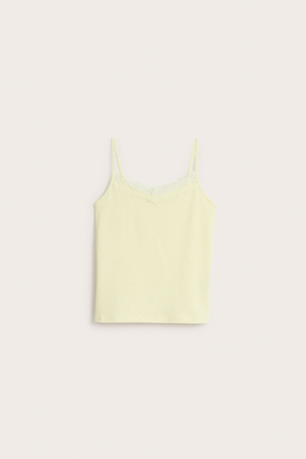 Przód: Jasnożółta dzianinowa koszulka dziecięca z białym koronkowym wykończeniem przy dekolcie V.