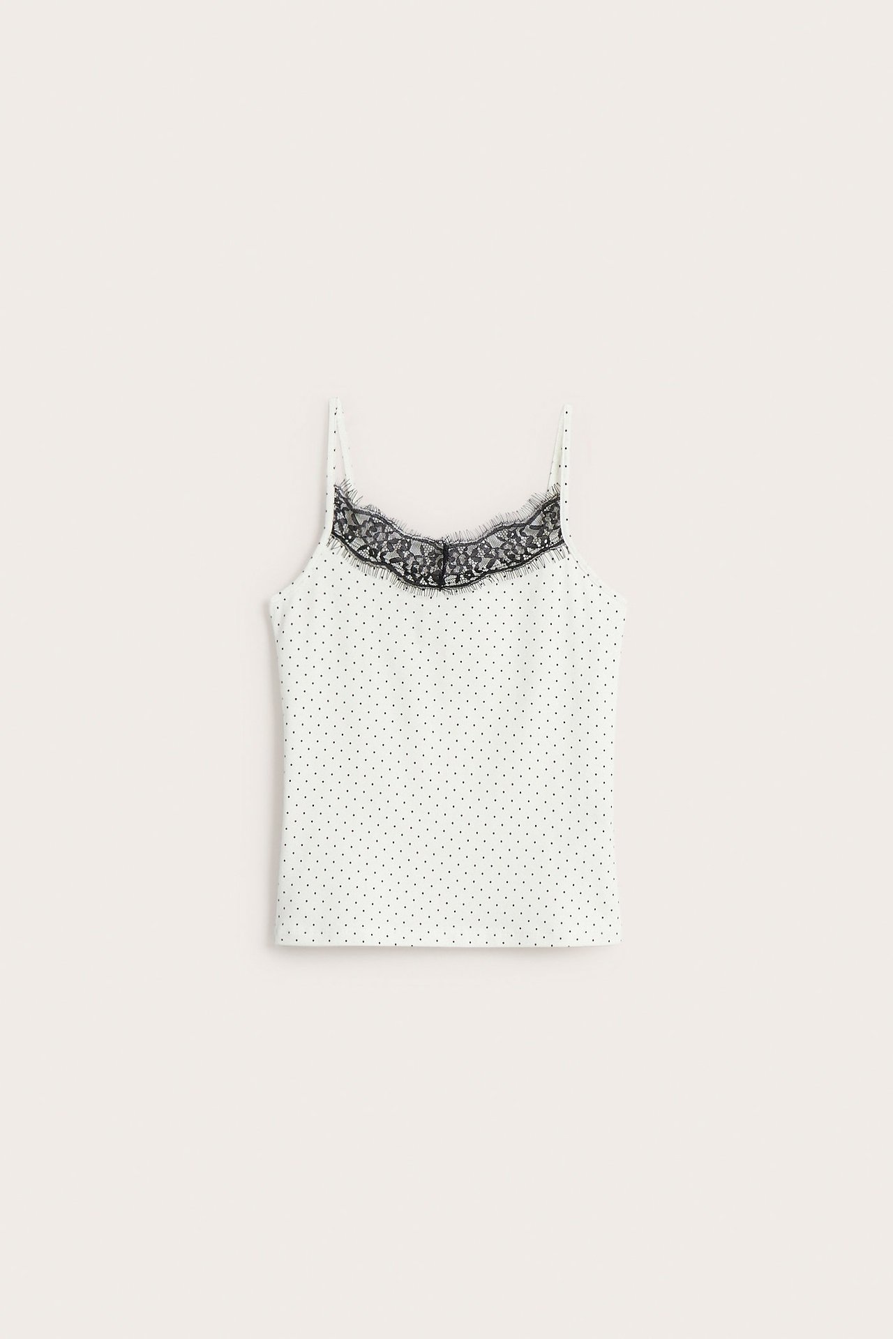 Widok z przodu na biały, wzorzysty top na ramiączkach z czarną koronką.