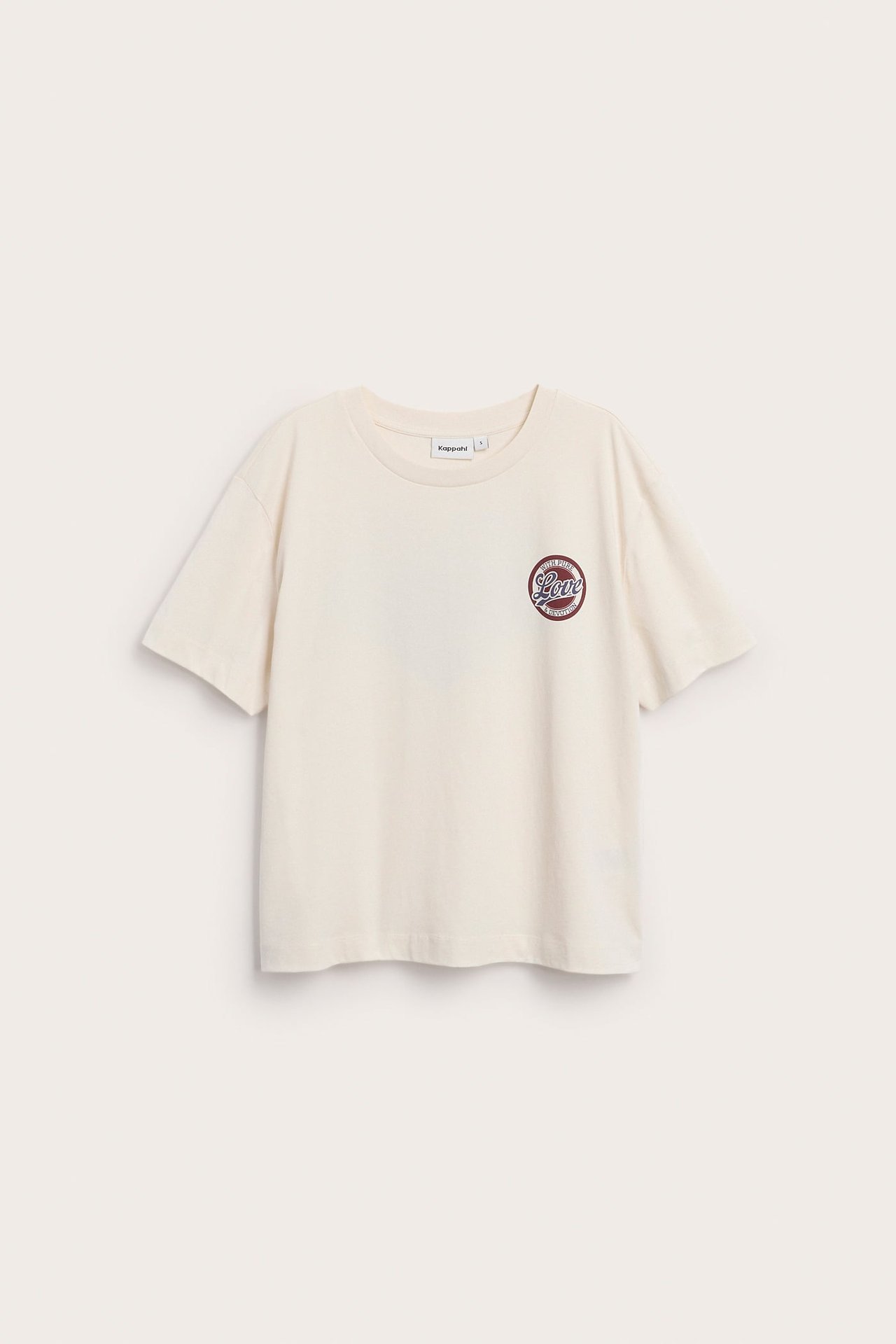 Widok z przodu: ecru bawełniany t-shirt z krótkimi rękawami i okrągłym nadrukiem "Love" na piersi.
