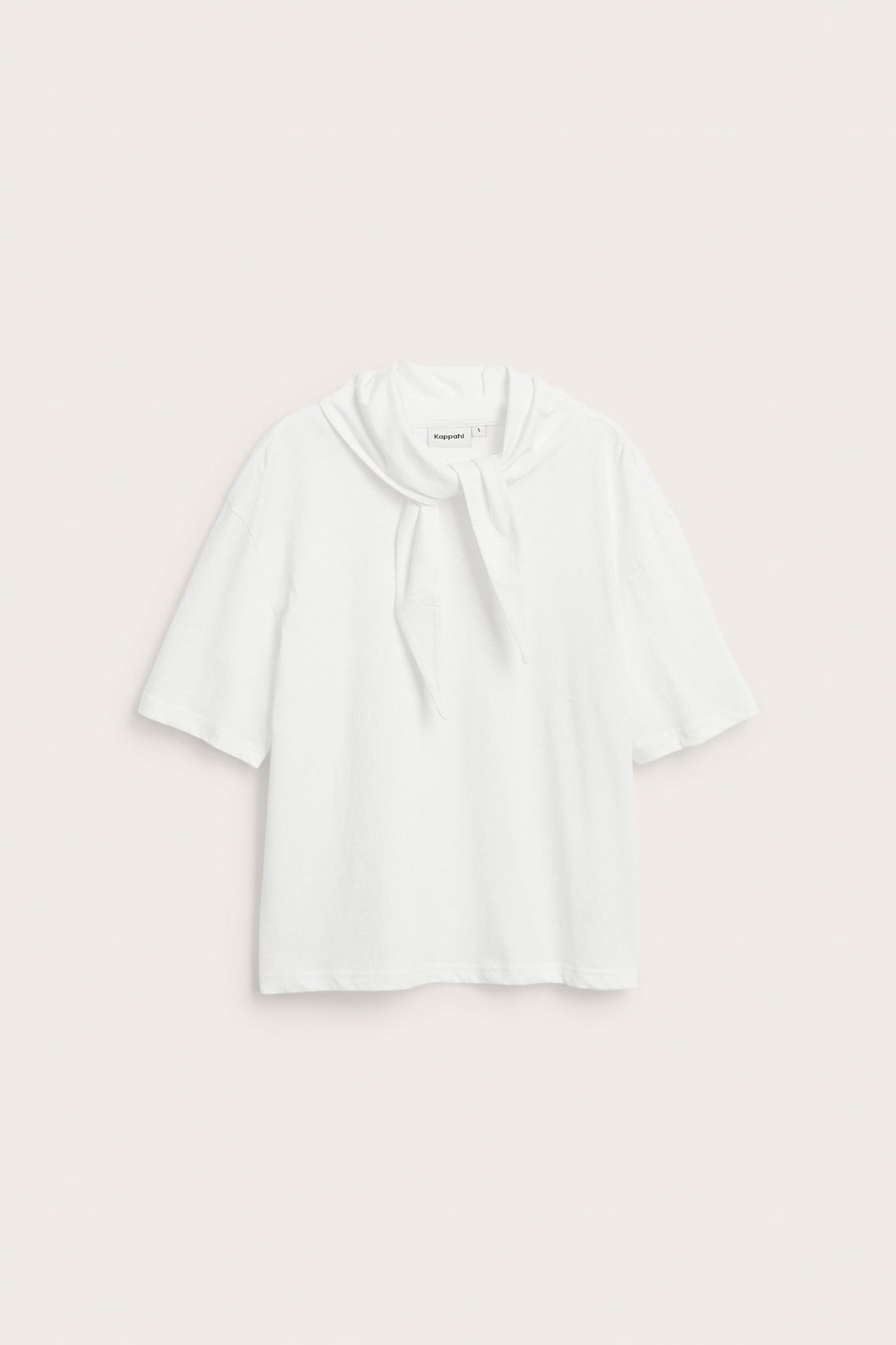 Widok z przodu na biały bawełniany T-shirt z krótkim rękawem, z przywiązaną ozdobną chustą pod szyją.