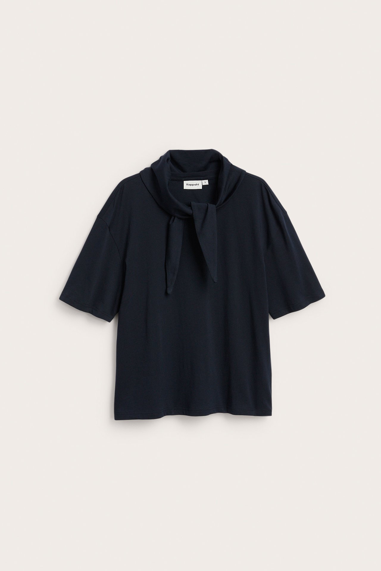 Frontvy: Mörkblå, lös kortärmad T-shirt i bomull med en integrerad sjalkrage.