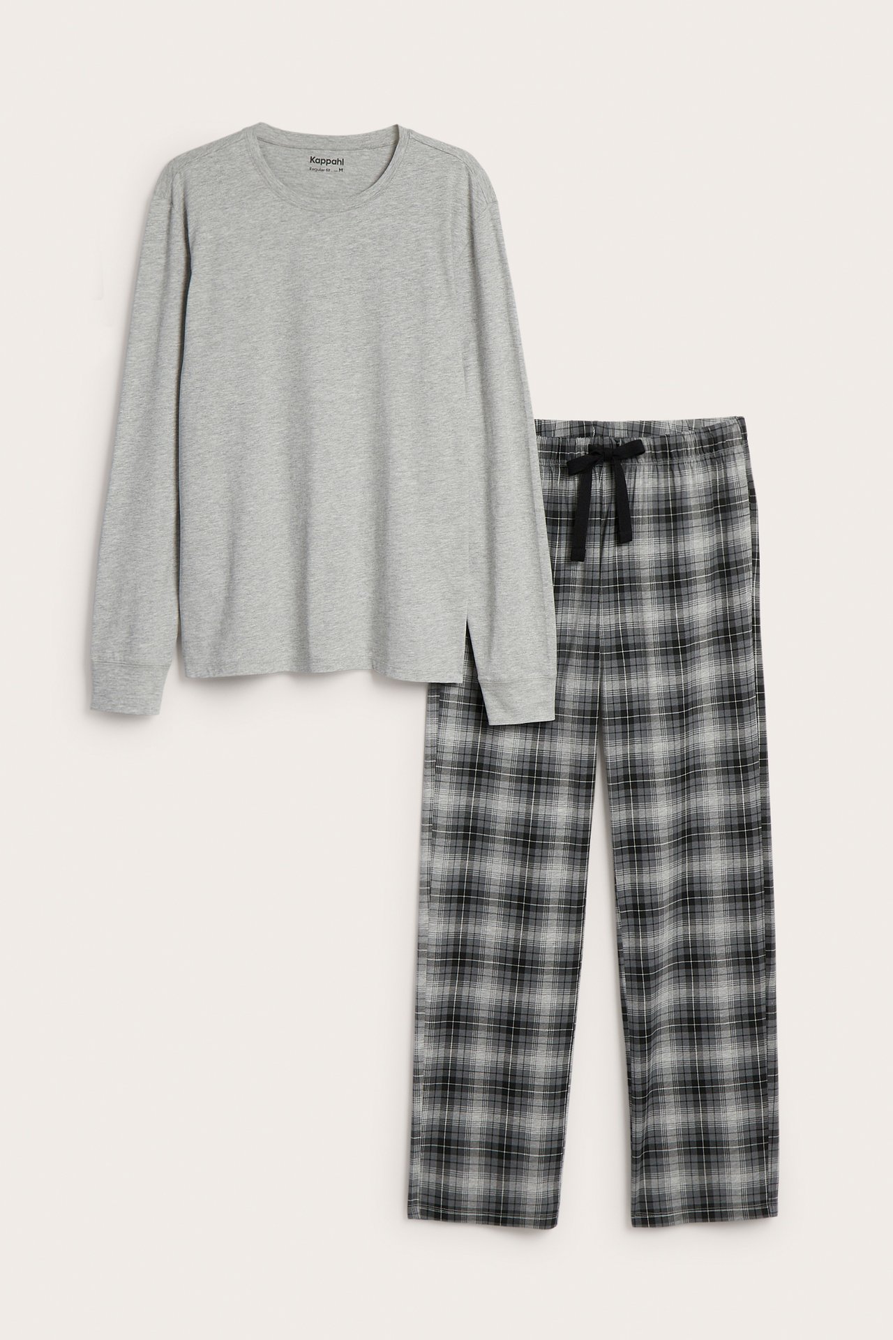 Edestä: Miesten pyjama, harmaa pitkähihainen paita ja mustaruudulliset flanellihousut.