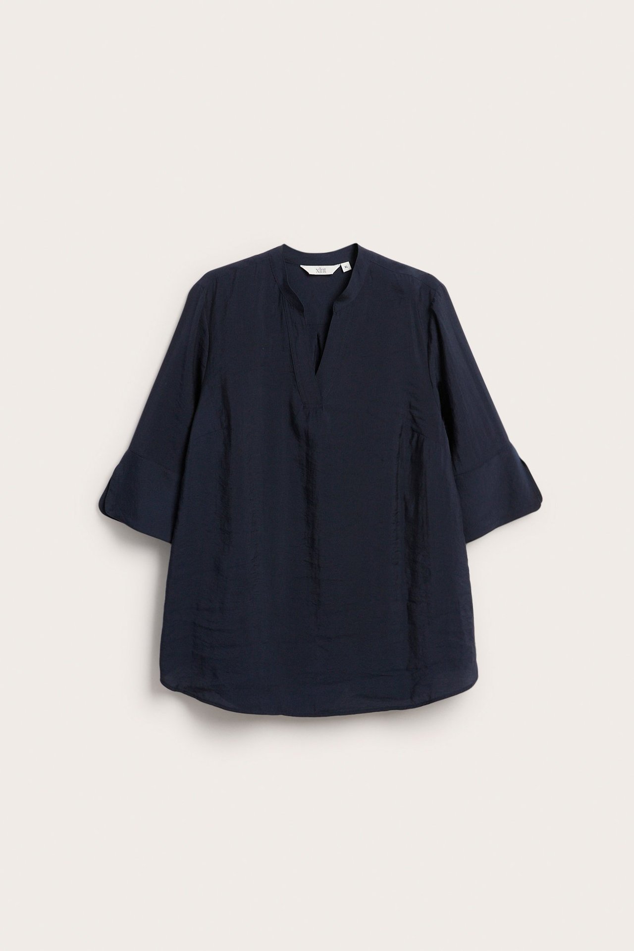 Frontvy: mörkblå blus i modalmix med V-ringning, ståkrage och vida 3/4-ärmar.