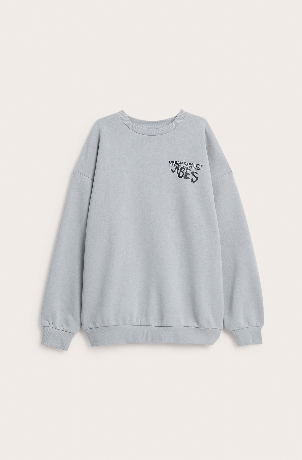 Framsida, ljusblå långärmad sweatshirt med svart 'VIBES'-tryck på bröstet.