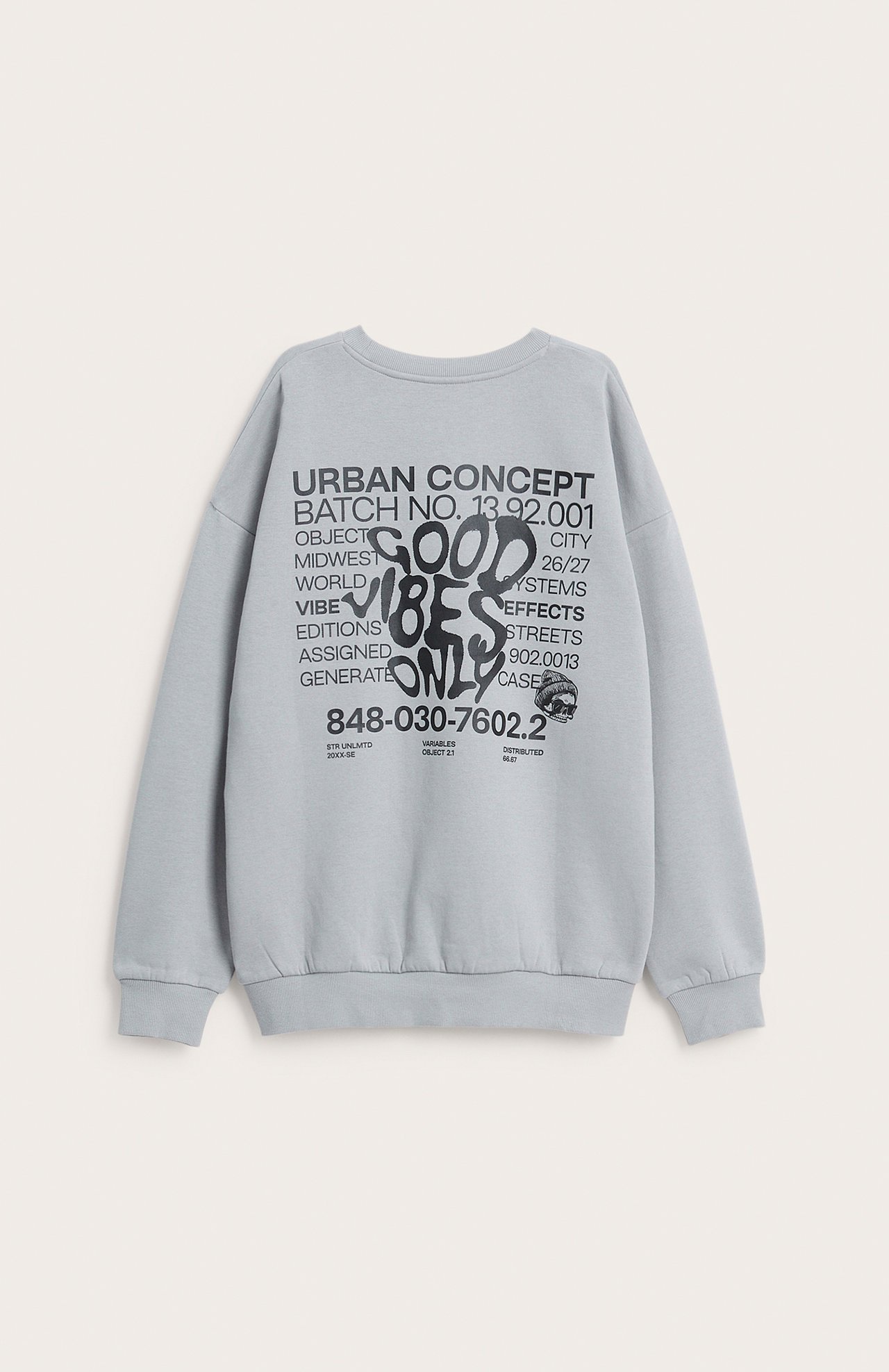 Bakifrån en ljusgrå oversized sweatshirt med svart texttryck 'Good Vibes Only'.