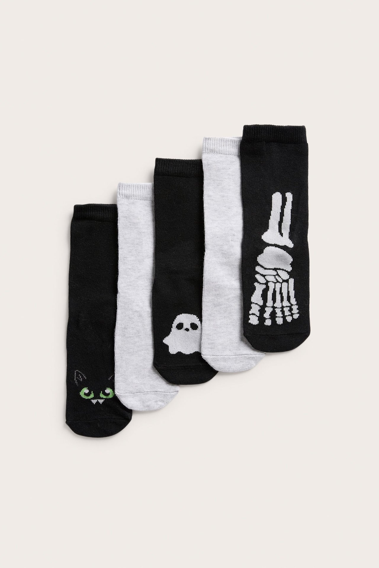 Fem par svarta och grå Halloween-strumpor med katt-, spöke- och skelettdesign.