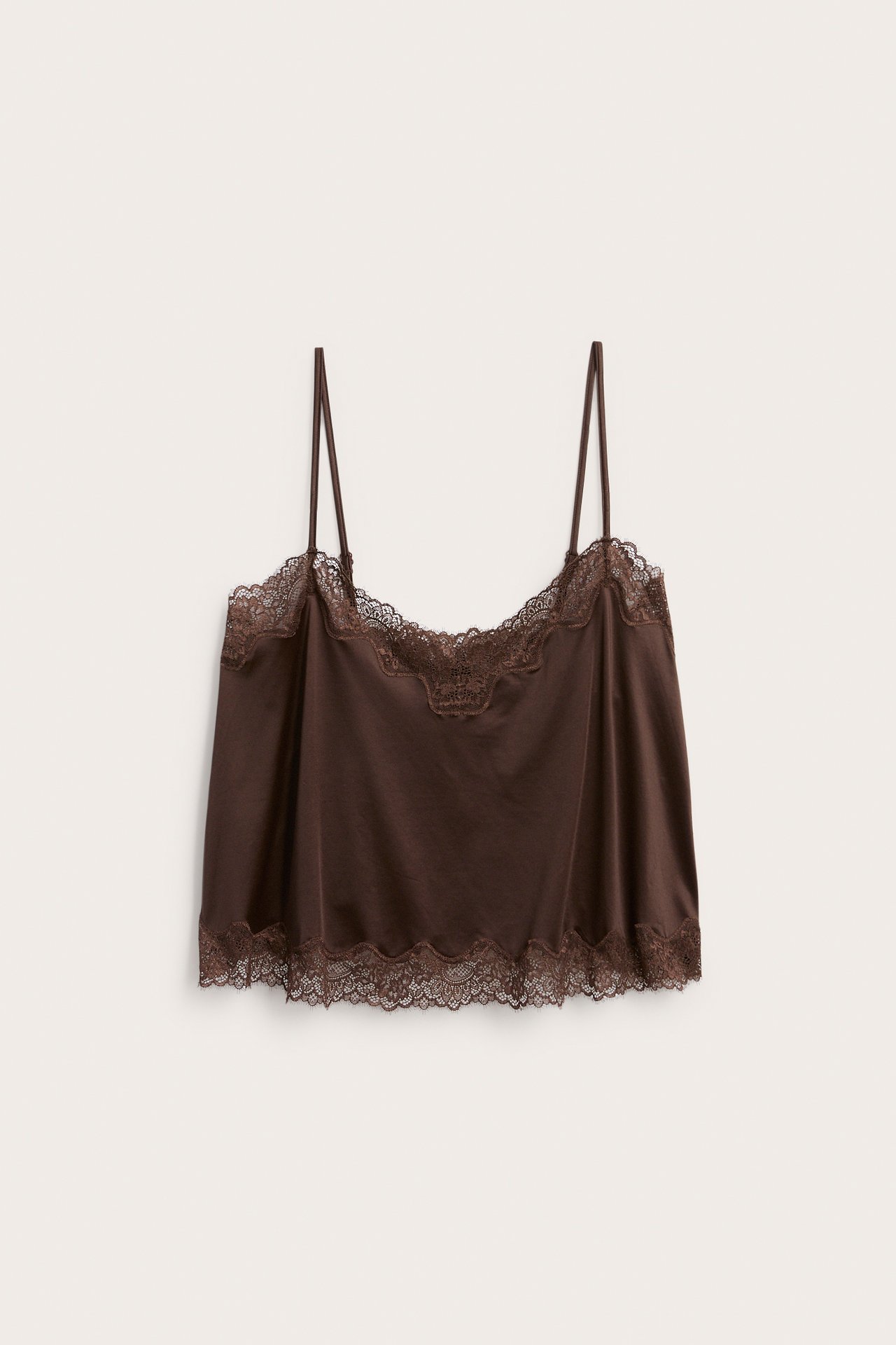 Edestä kuvattuna ruskea camisole, jossa pitsireunus pääntiessä ja helmassa.