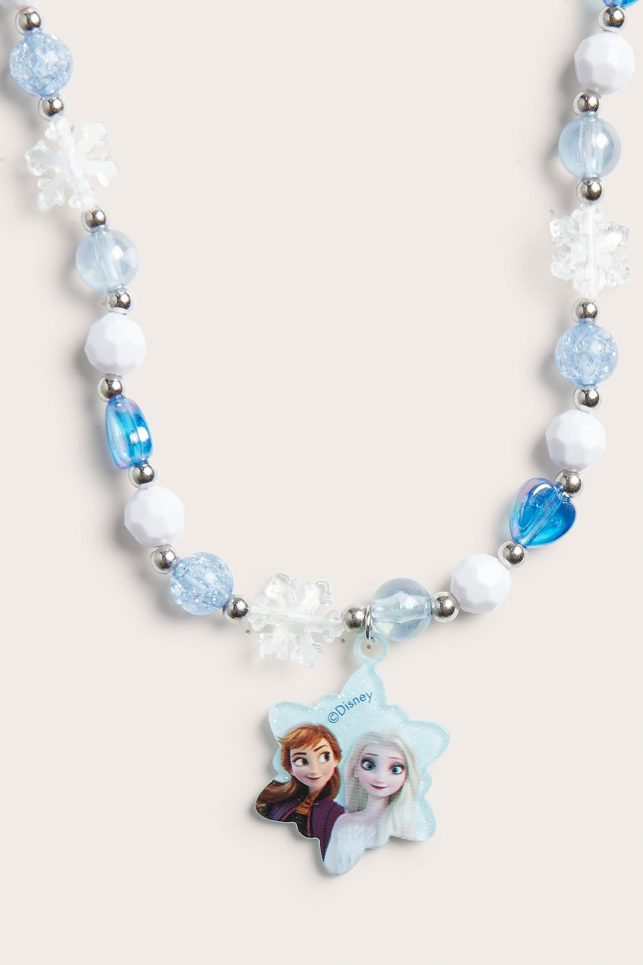 Widok z przodu, dziecięcy naszyjnik z koralików z wisiorkiem Frozen Anna i Elsa śnieżynką.