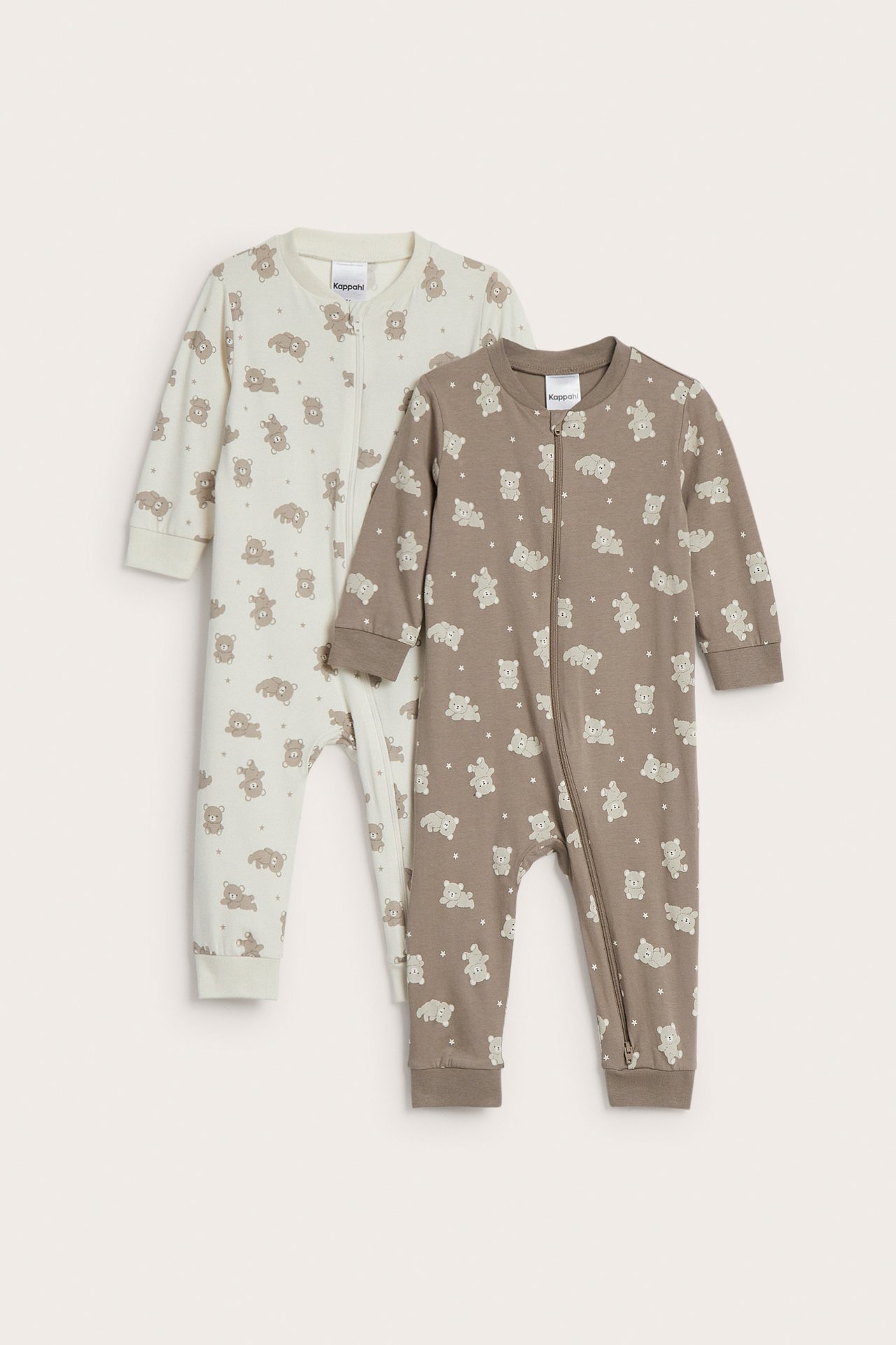 Front view: två babyoveraller, brun med ljusa björnar och ljusbeige med bruna björnar, båda med dragkedja.