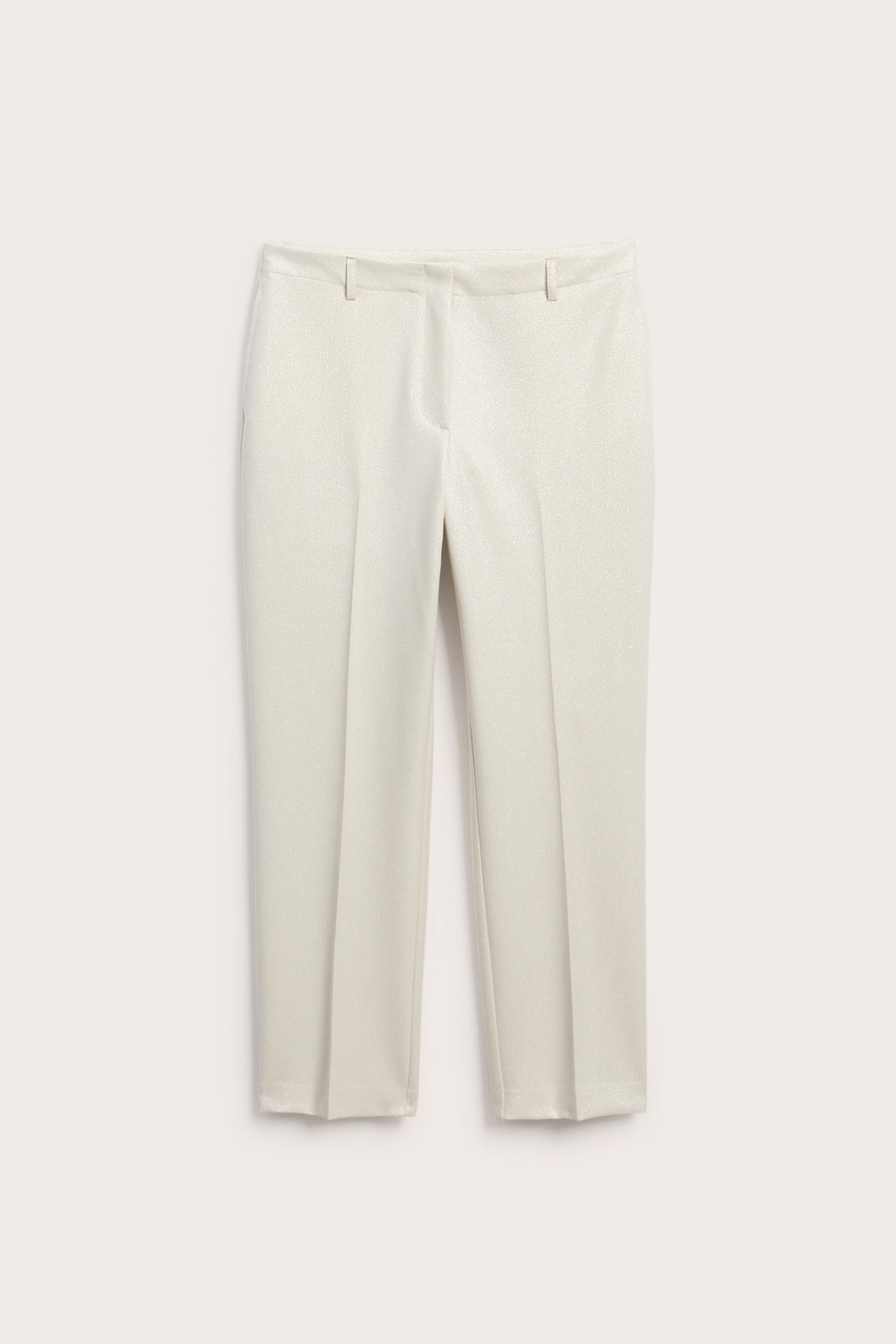 Framsida av kvinnors ljusbeige cropped byxor med bälteshällor och pressveck.