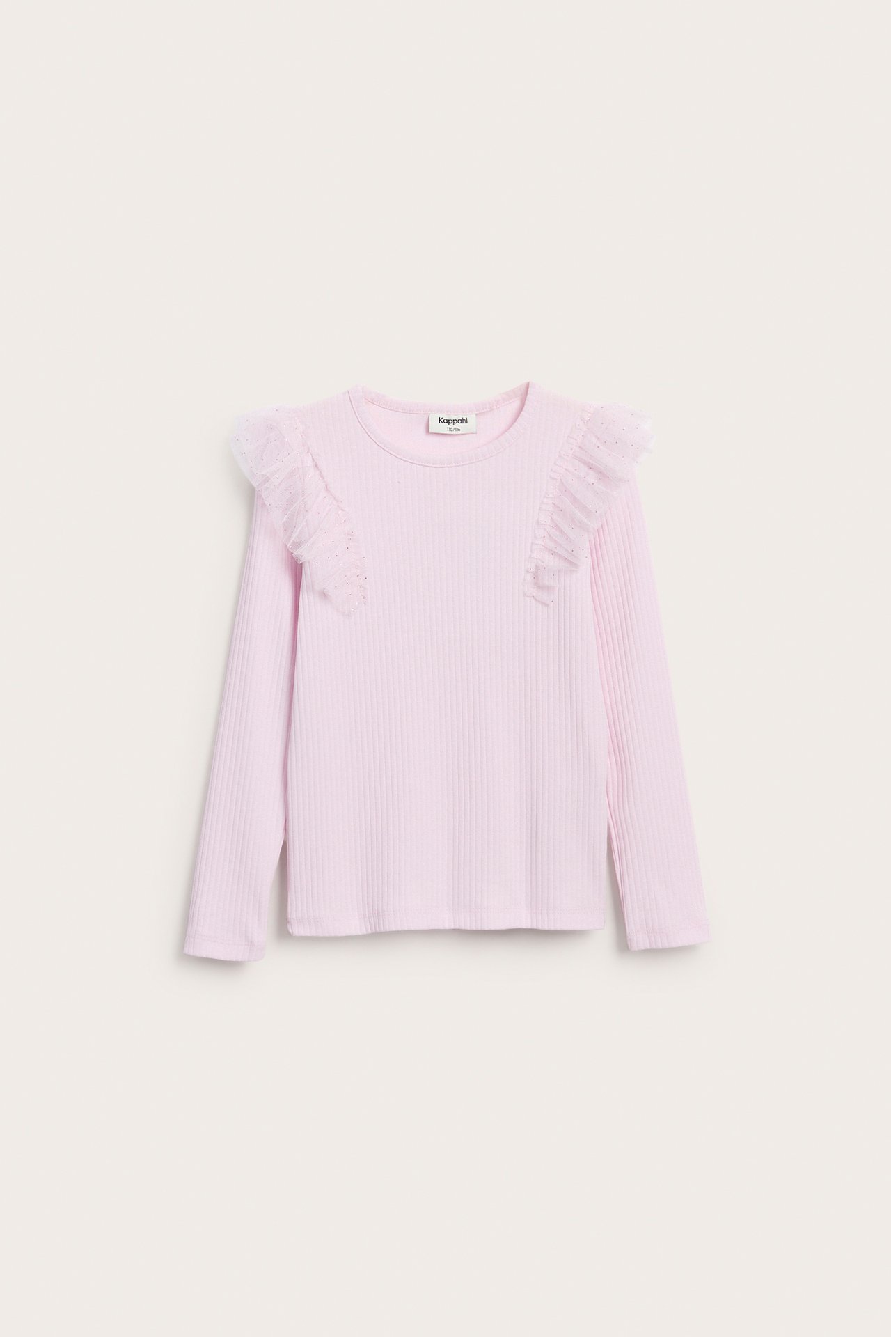 Edestä näkymä lasten pinkistä ribatusta pitkähihaisesta t-paidasta, jossa on röyhelöitä olkapäillä.