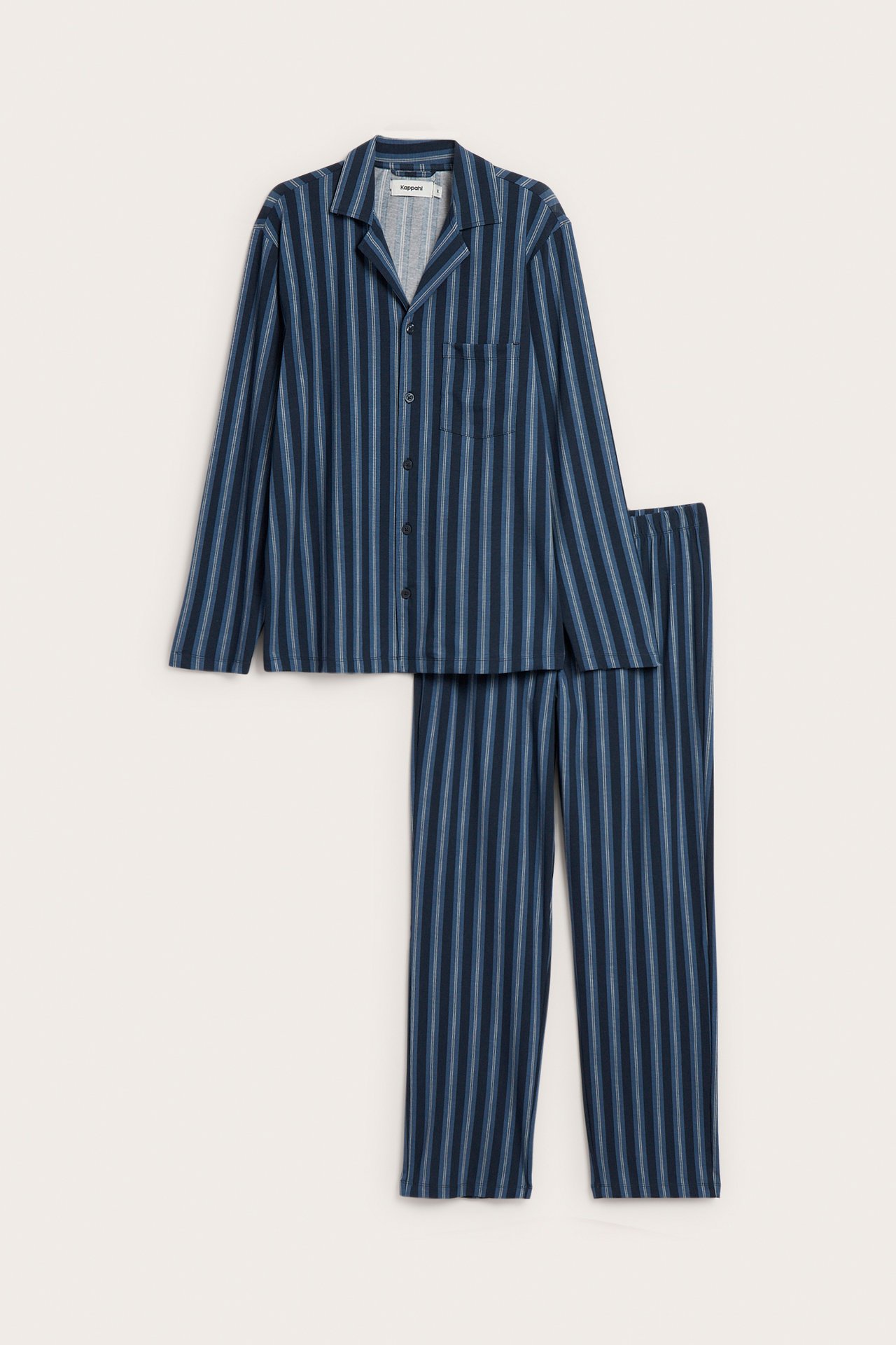 Edestä kuvattu siniraitainen pyjamassetti, jossa kauluksellinen pitkähihainen paita ja housut.
