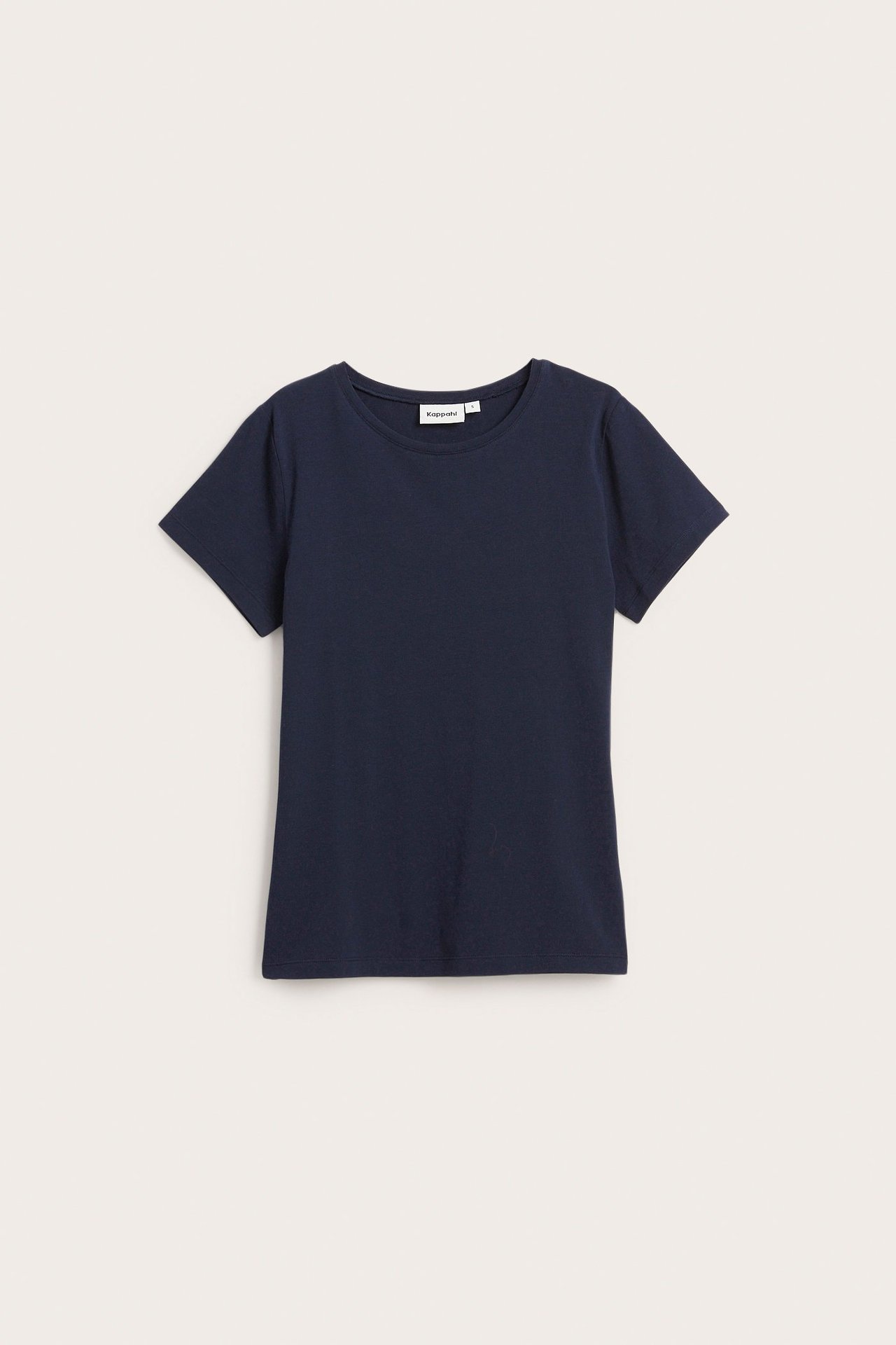 Frontvisning av en figurnær, mørkeblå, kortermet bomulls-t-skjorte med rund hals.