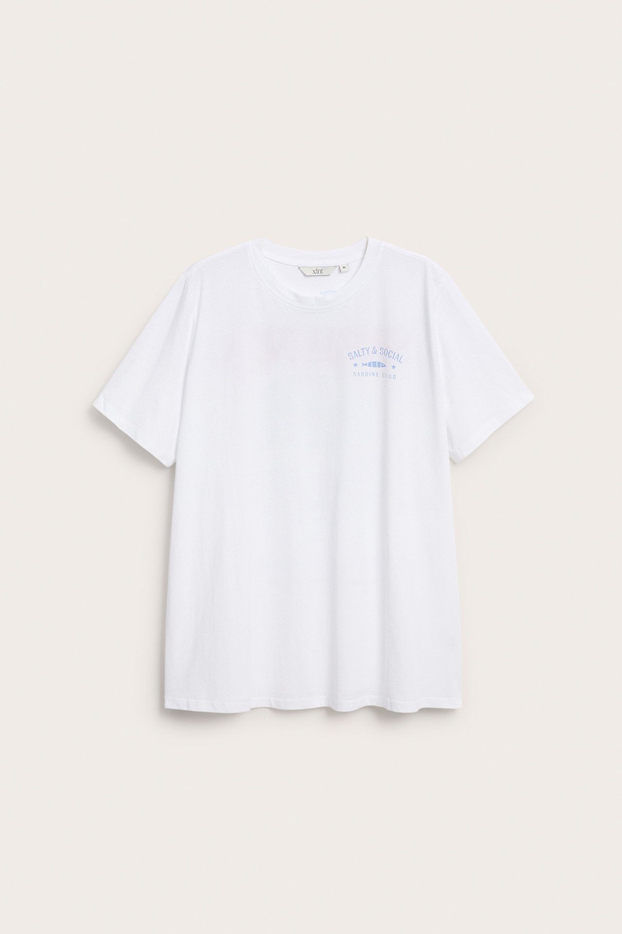 Framsida av en vit lös t-shirt i bomull med ljusblått 'Salty & Social'-tryck på bröstet.