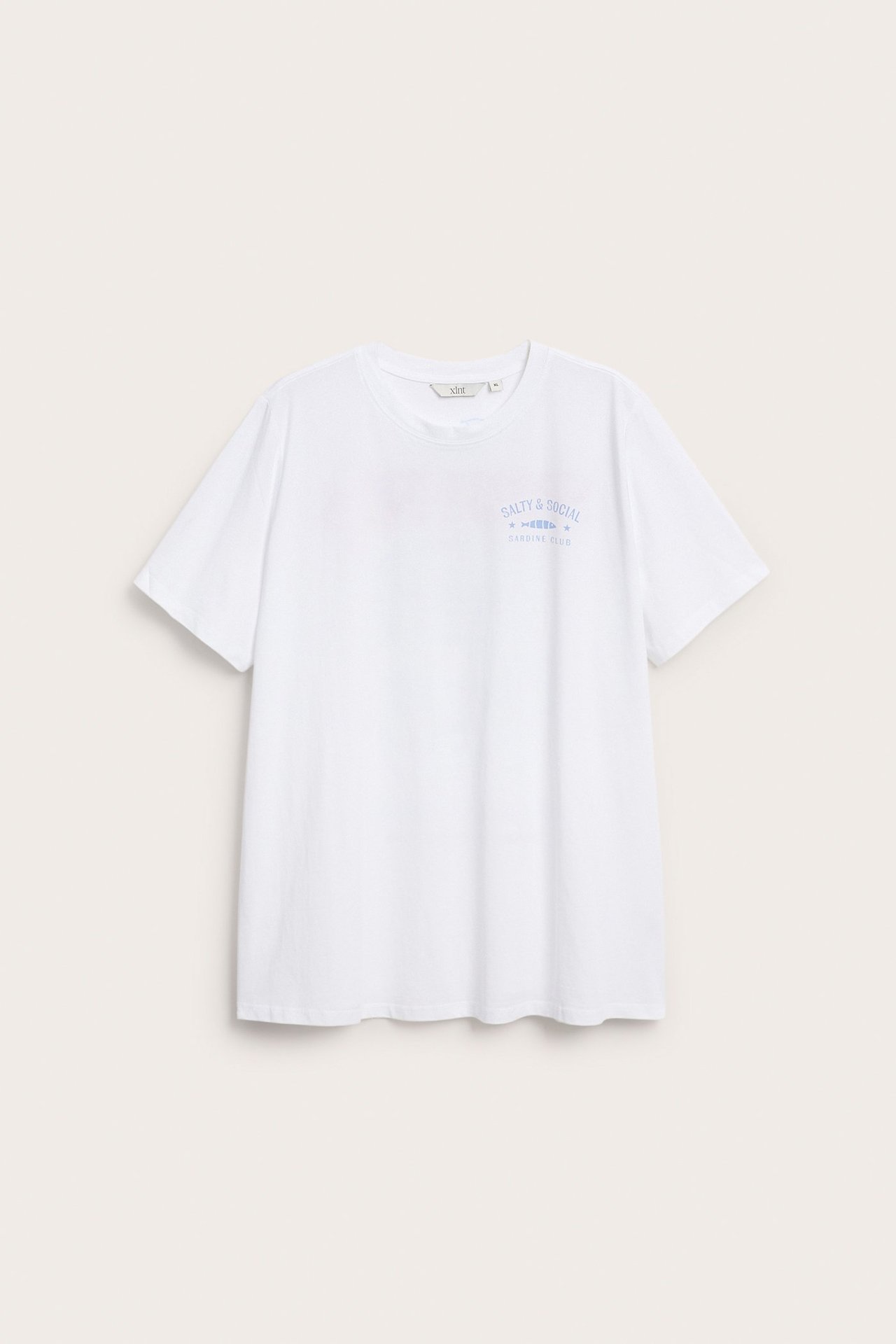 Framsida av en vit lös t-shirt i bomull med ljusblått 'Salty & Social'-tryck på bröstet.
