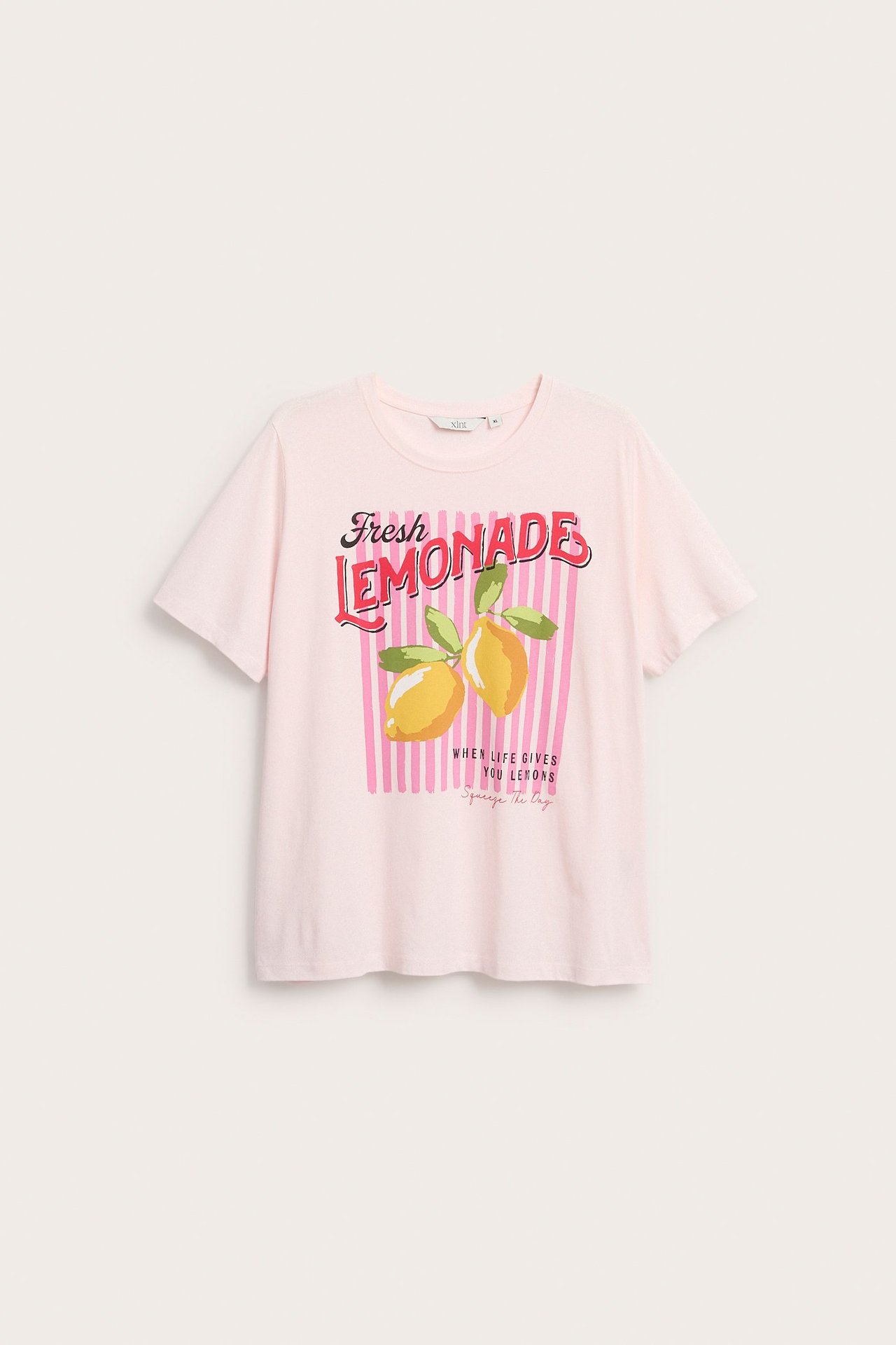 Edestäpäin vaaleanpunainen puuvilla T-paita, jossa on 'Fresh Lemonade' -teksti ja sitruunaprintti.