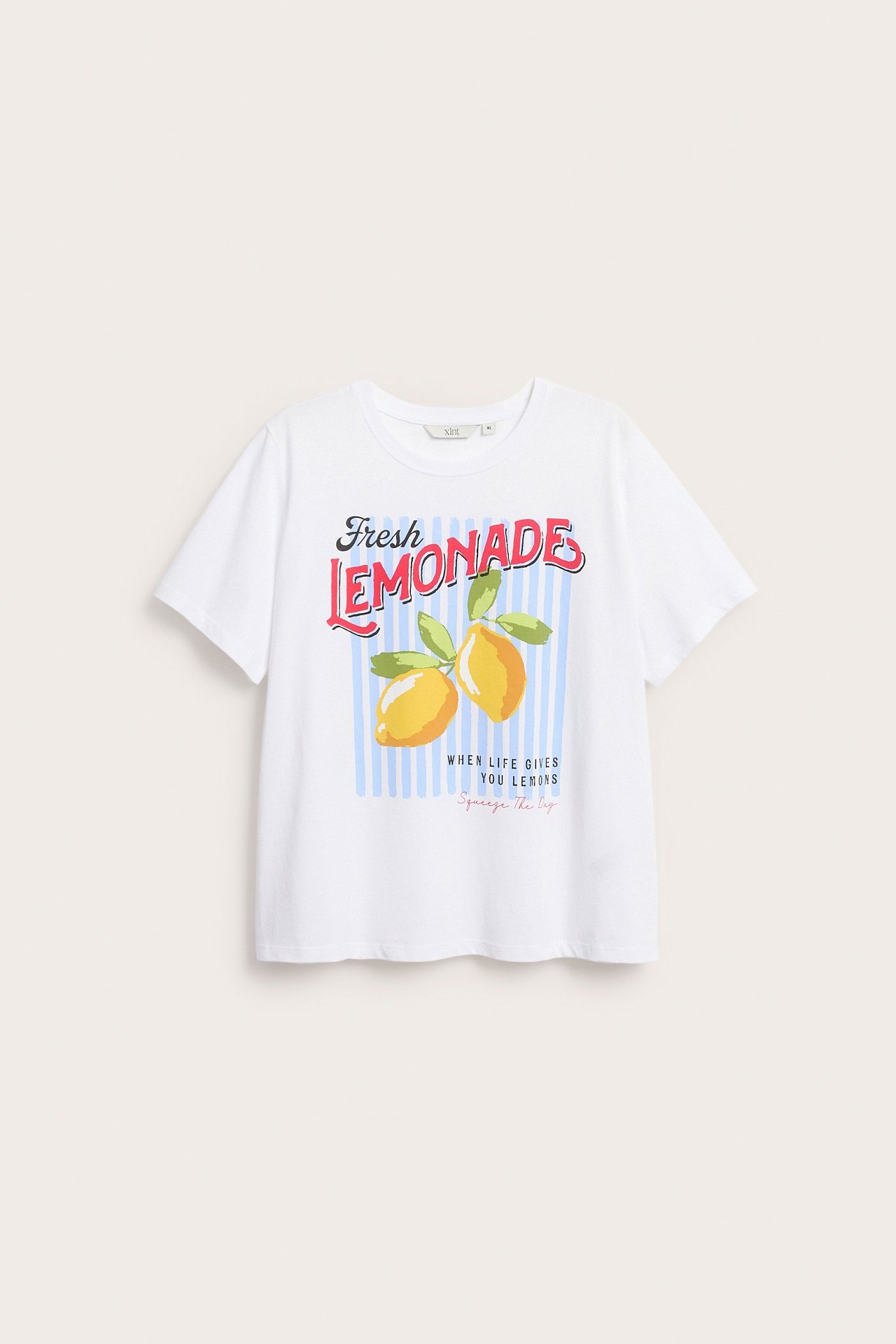 Valkoinen lyhythihainen puuvilla-T-paita, edessä "Fresh Lemonade"-printti ja kaksi sitruunaa.