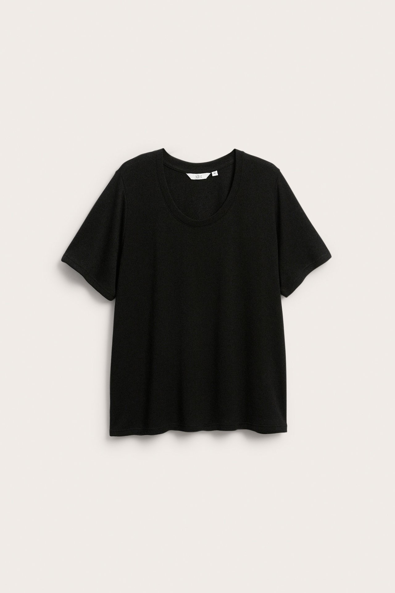 Edestäpäin: musta, pyöreäkauluksinen, lyhythihainen t-paita rento viskoosisekoite.