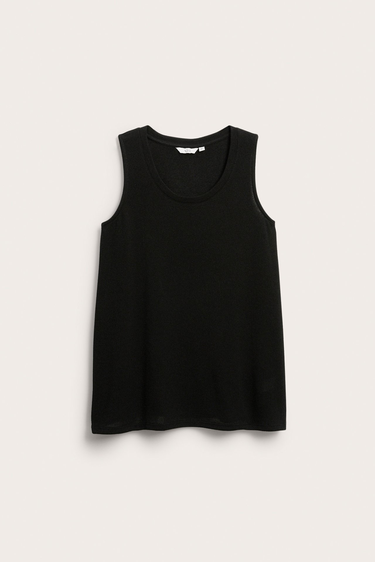 Edestä näkymä naisten pitkästä mustasta viskoosisekoitepaidasta, jossa on pyöreä pääntie.