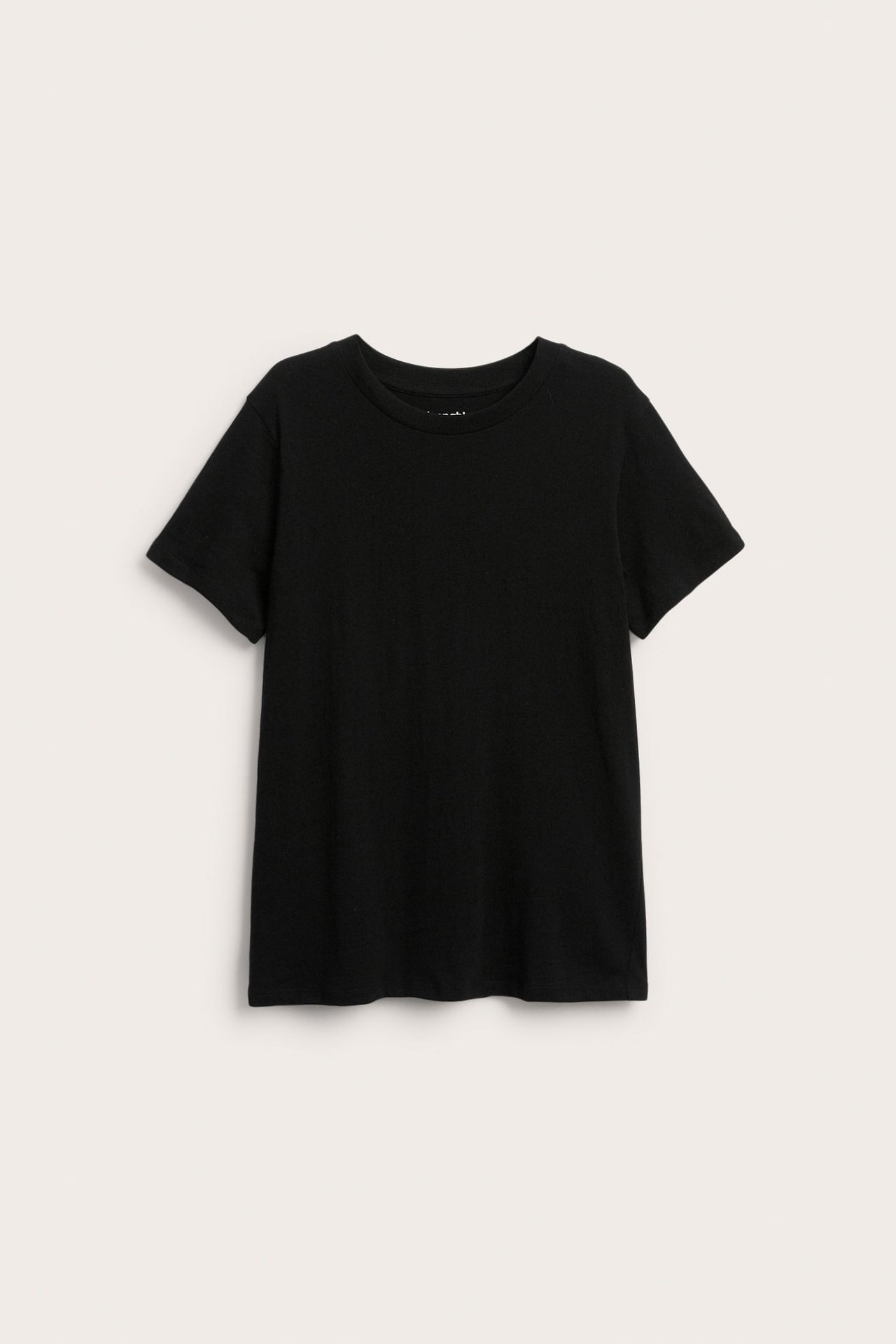 Framifrån, en enfärgad svart kortärmad T-shirt i bomull för barn med ribbad rundhalsringning.