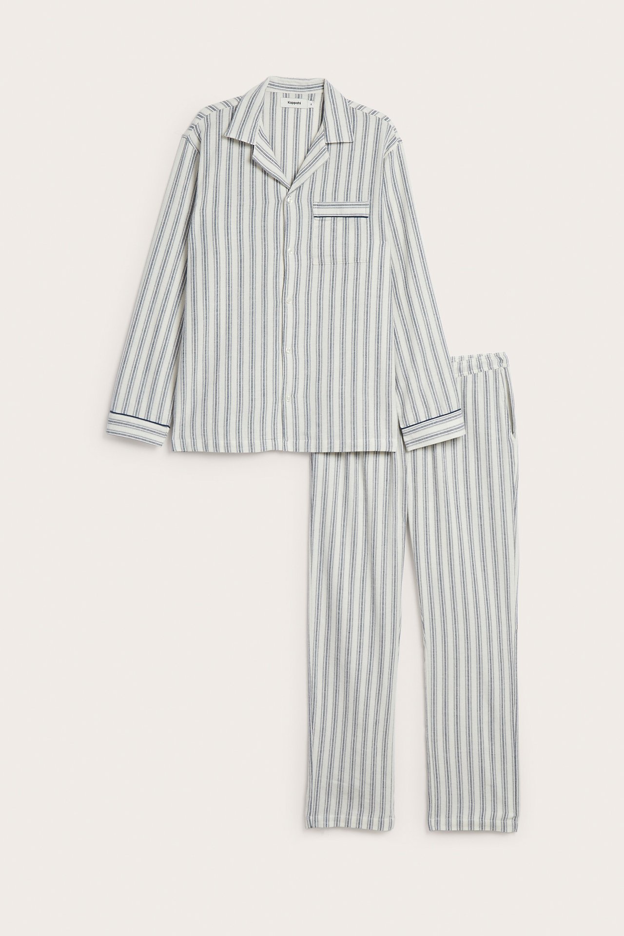 Frontbilde av et blått og hvitstripet pyjamassett for menn med en kraget skjorte, navy-passpoal og bukser.