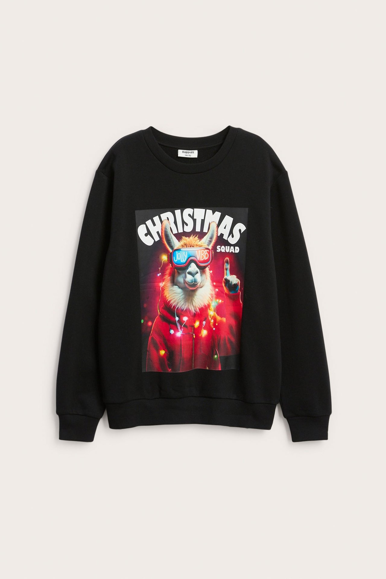 Musta collegepaita, edestä, jouluisella laamatrykillä, tekstit "Christmas Squad" ja "Jolly Vibes".