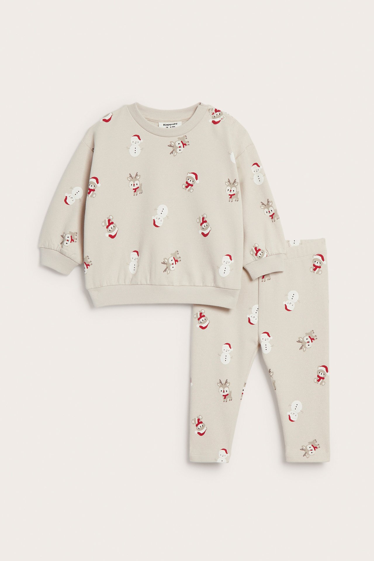 Framsida av ett beigt julmönstrat pyjamasset för barn med långärmad tröja och leggings.