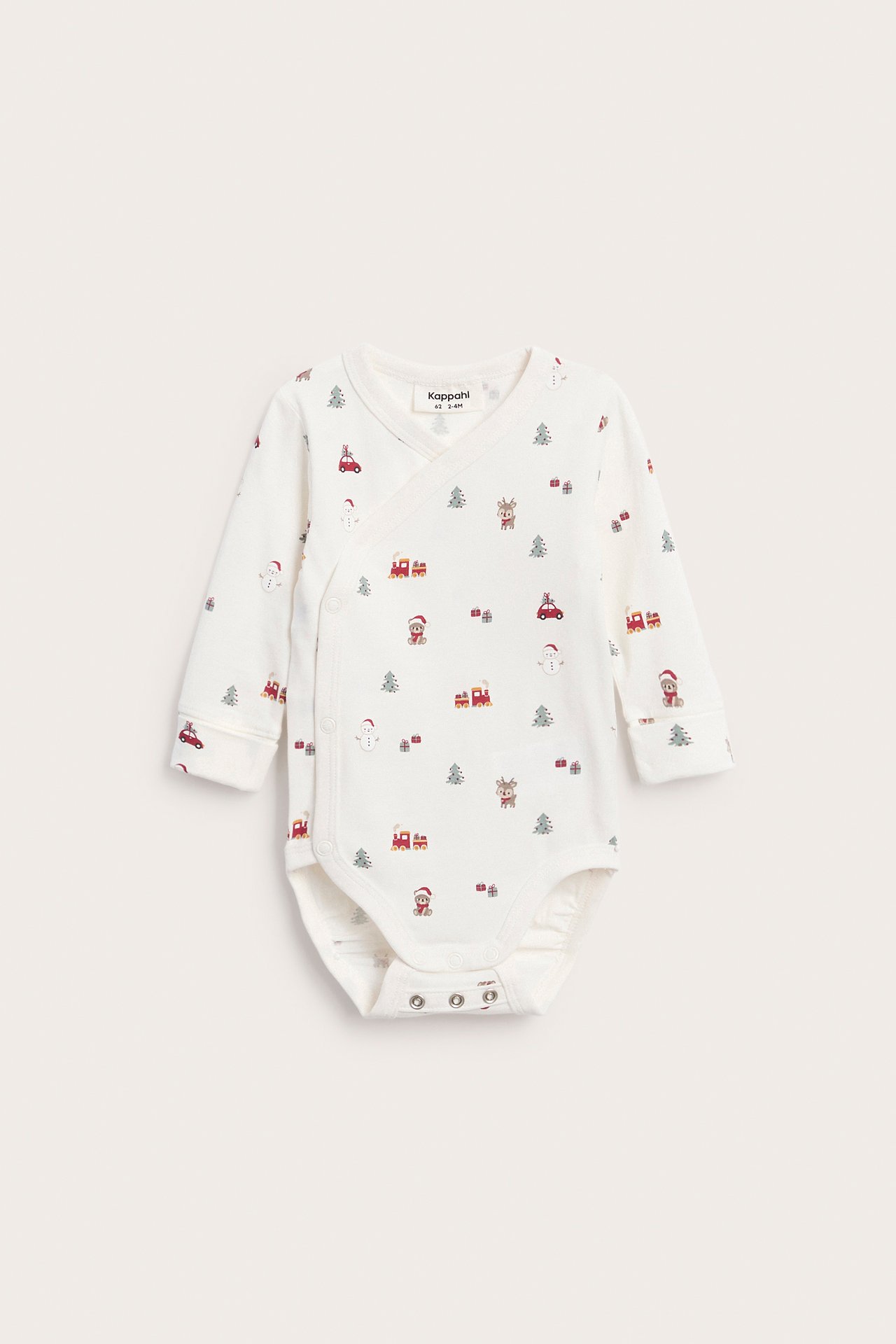 Framifrån, en baby långärmad omlottbody i creme med jultryck och tryckknappar.