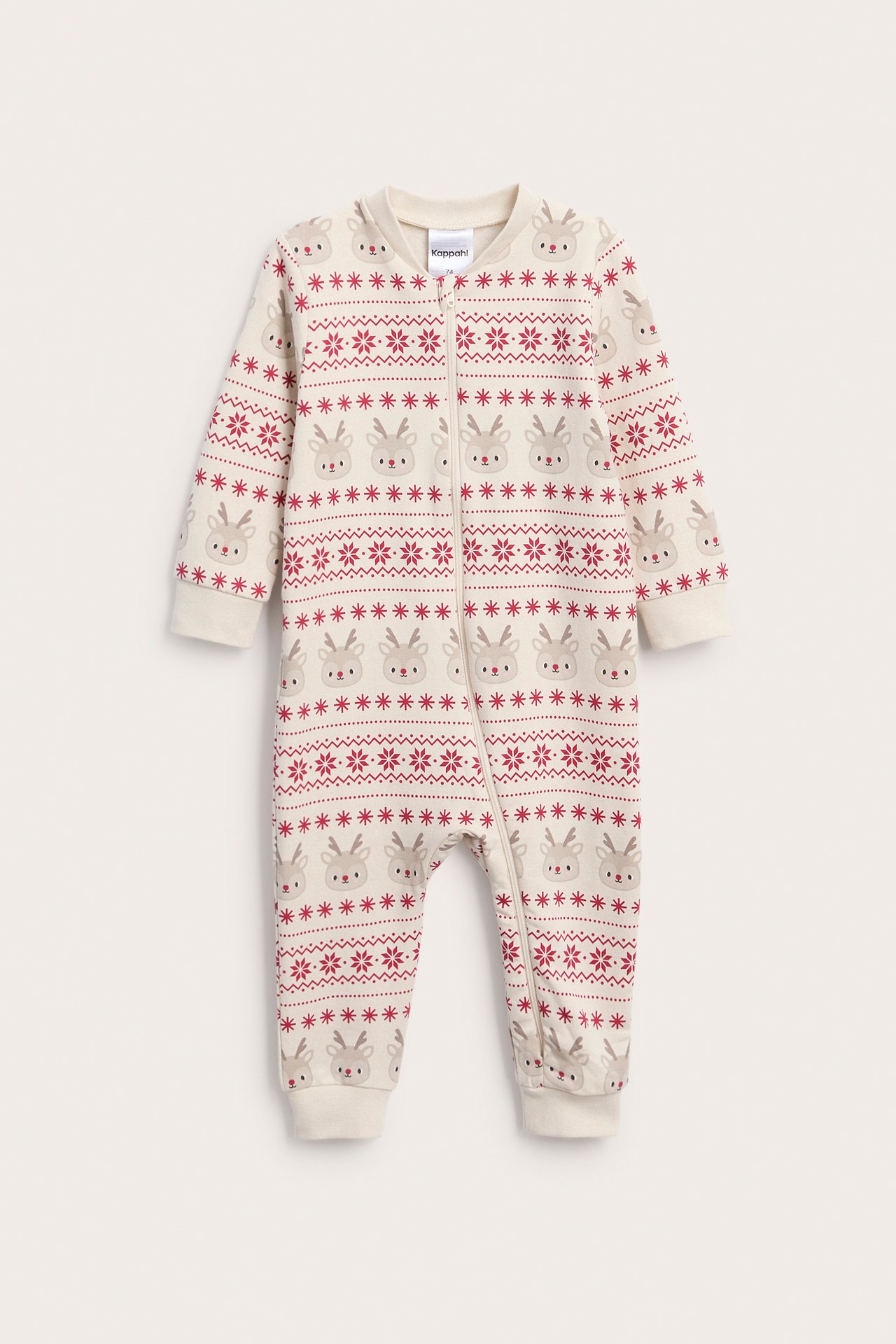Framsida av beige babyoverall med Fair Isle-mönster, röda snöflingor, renar och dragkedja fram.