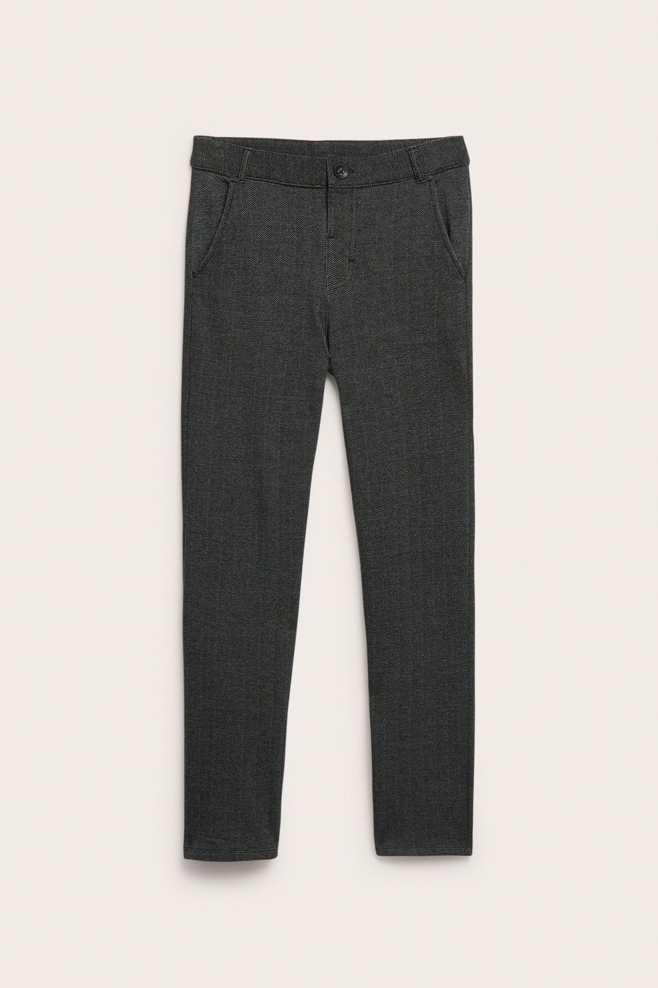 Edestäpäin tummanharmaat kuvioidut slim-fit housut, joissa taskut ja nappikiinnitys.