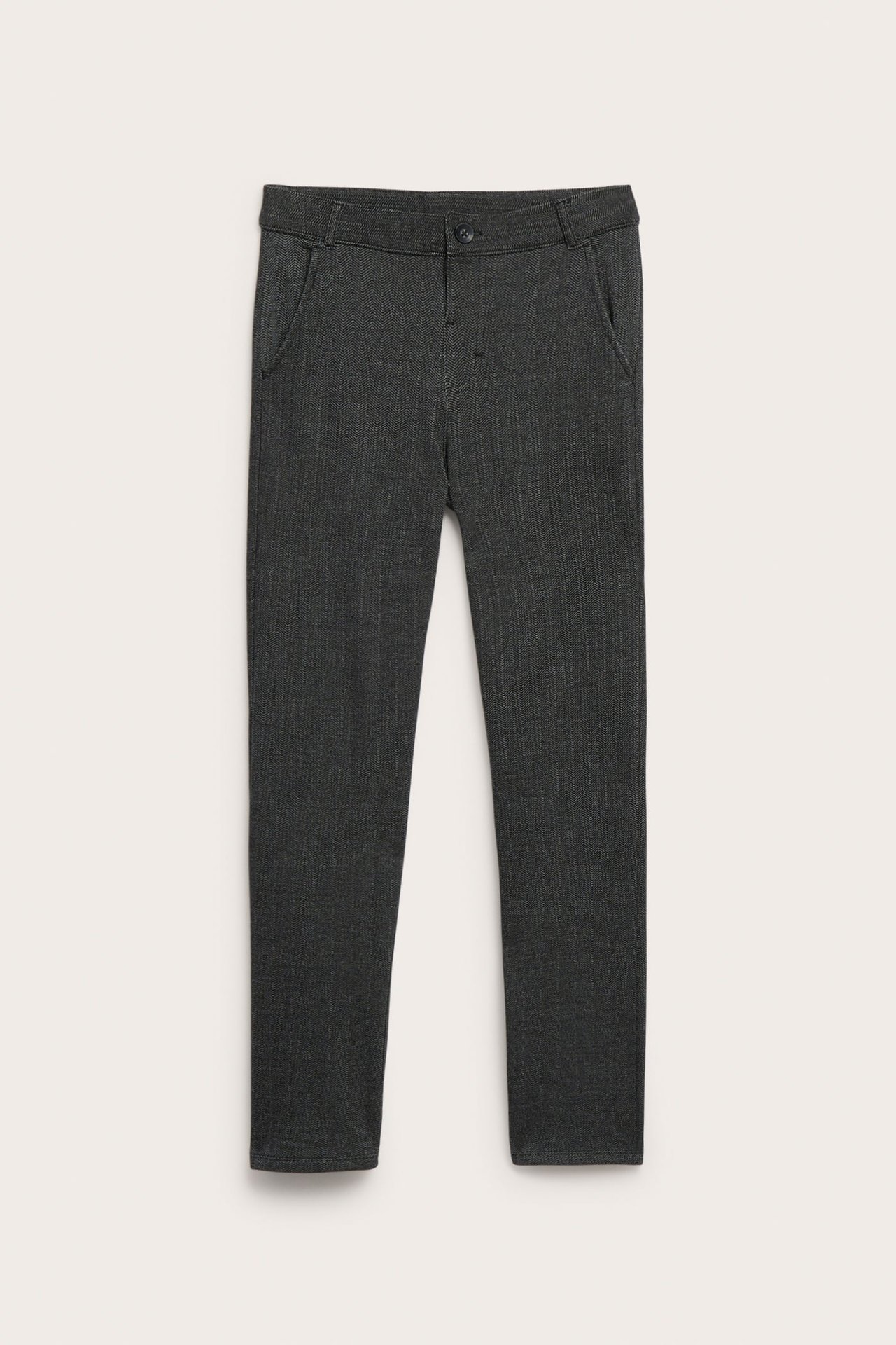 Framifrån mörkgrå texturerade slim-fit byxor med fickor och knäppning.