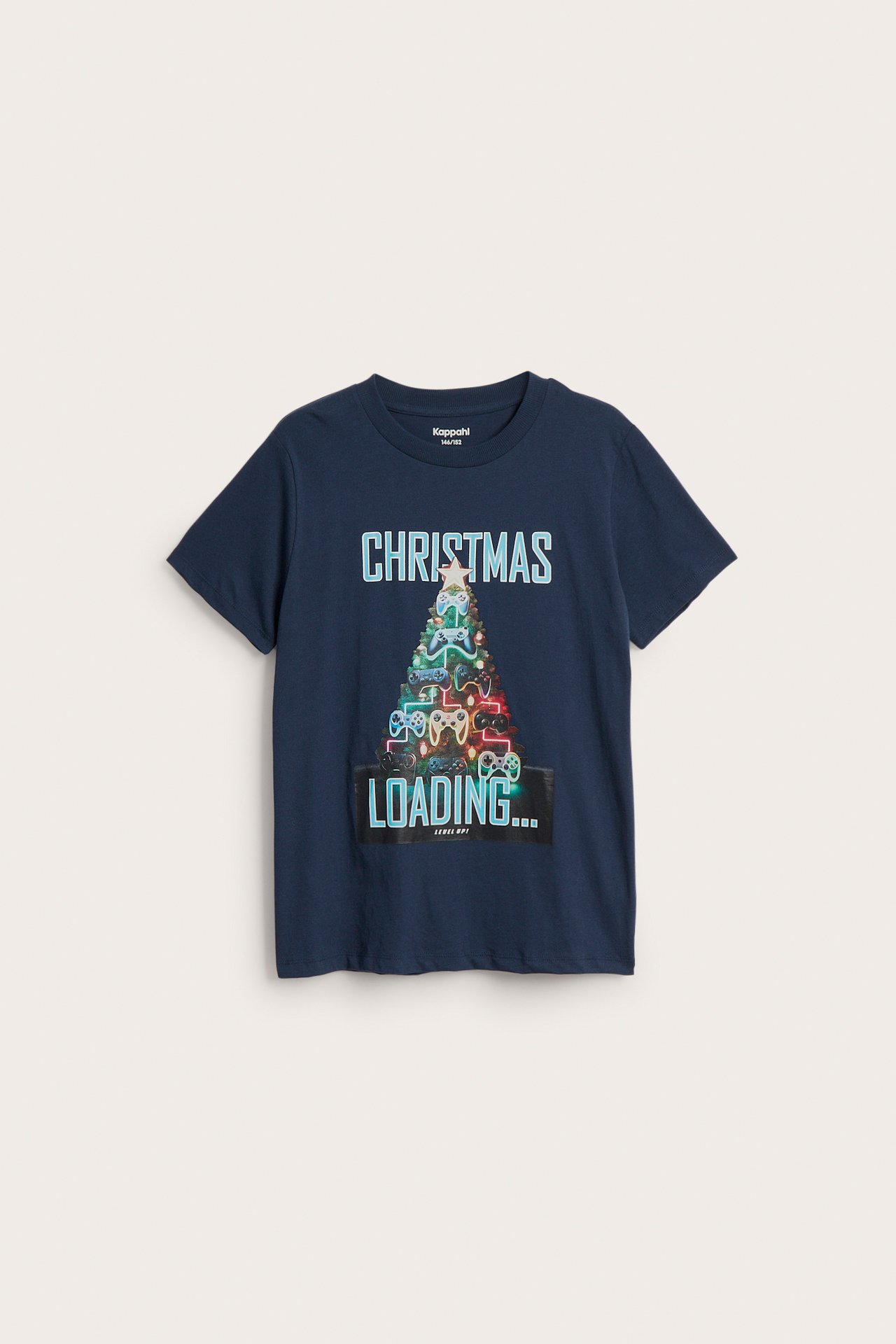 Framsida mörkblå t-shirt med 'Christmas Loading' och spelkontroller julgranstryck.