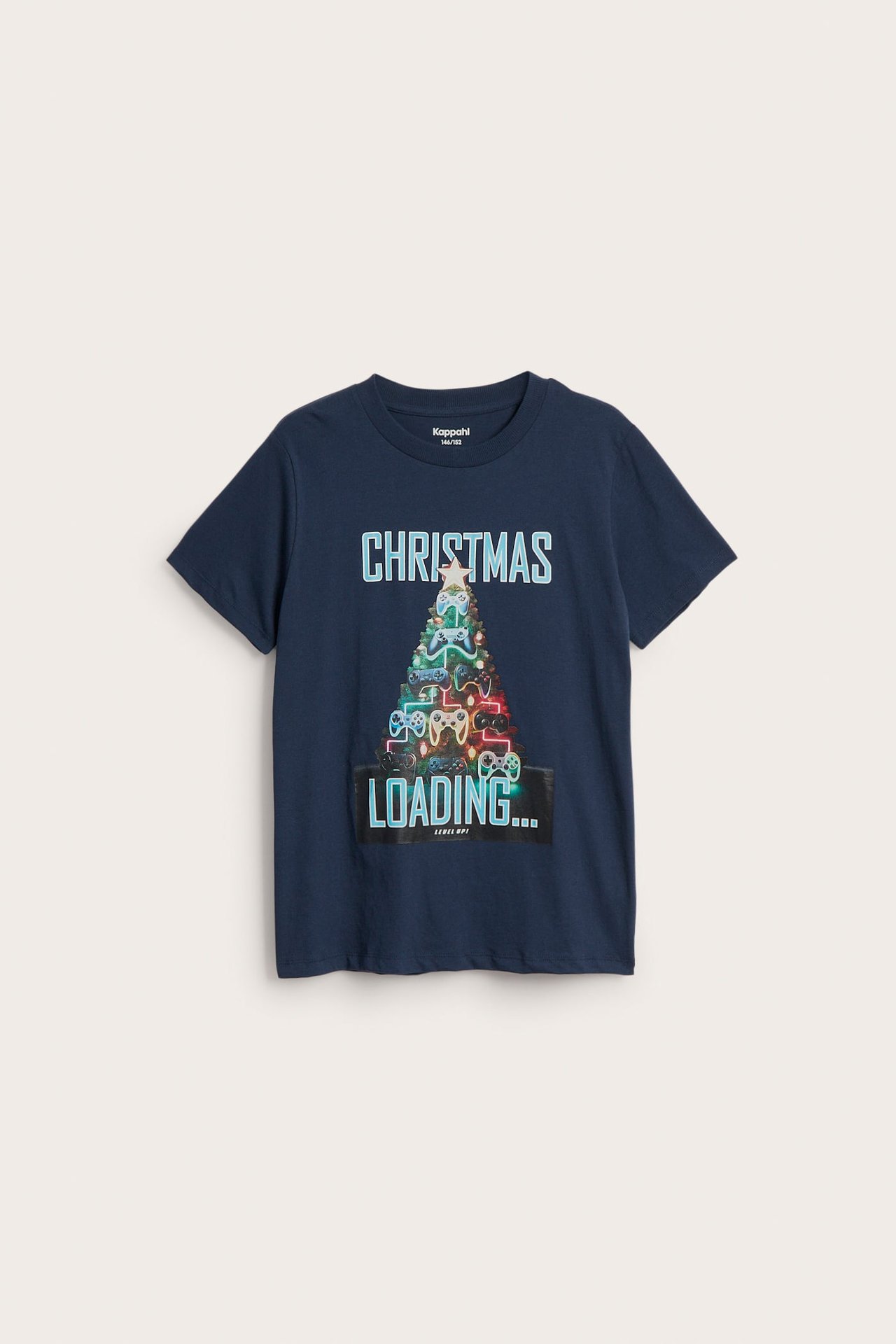 Framsida mörkblå t-shirt med 'Christmas Loading' och spelkontroller julgranstryck.